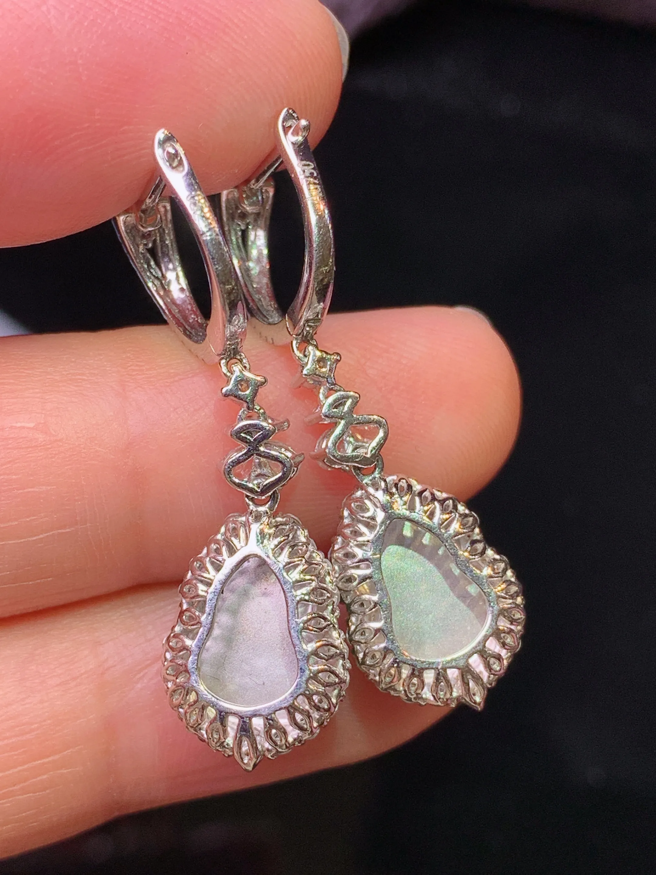 18k金钻镶嵌满绿葫芦耳坠 玉质细腻 水润亮眼 色泽艳丽 整体尺寸30.8*10*9