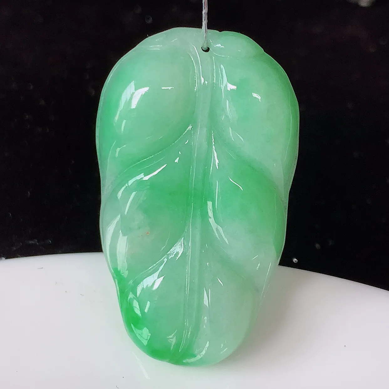 自然光实拍，冰润飘绿翡翠叶子吊坠 ，种水足，色泽清新，工艺精湛，叶子寓意美好；金枝玉叶，事业有成。#35.9
