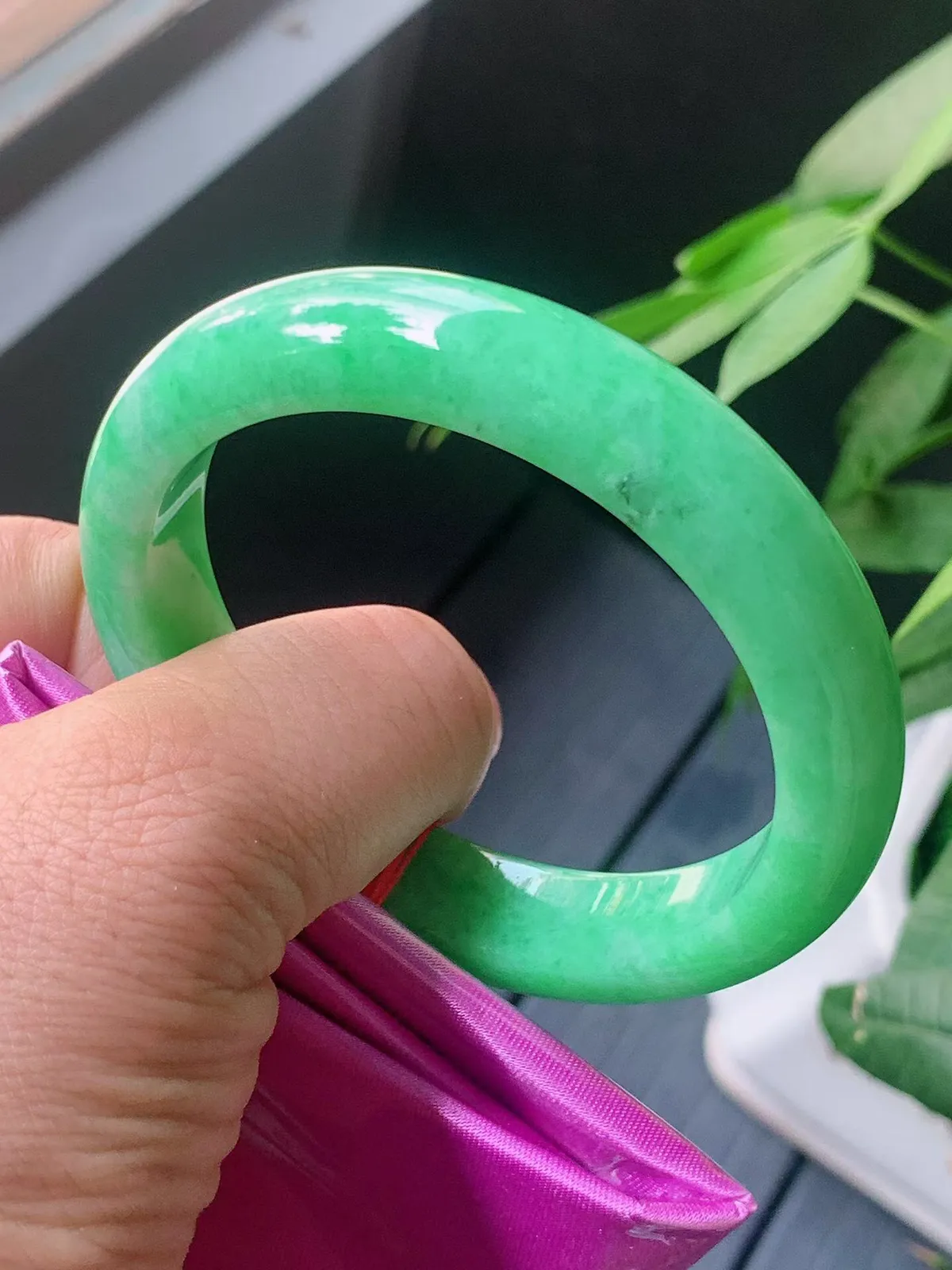 【翡翠名称】老种满色阳绿54.8正圈口手镯
【翡翠尺寸】54.8/12/8.2mm适合53.8-56正圈口佩戴
【翡翠描述】宝贝种老水足，玉质细腻，色泽靓丽，性价比高，佩戴效果好！
【其它赠送】权威证书/精美挂绳盒子/支持全国复检