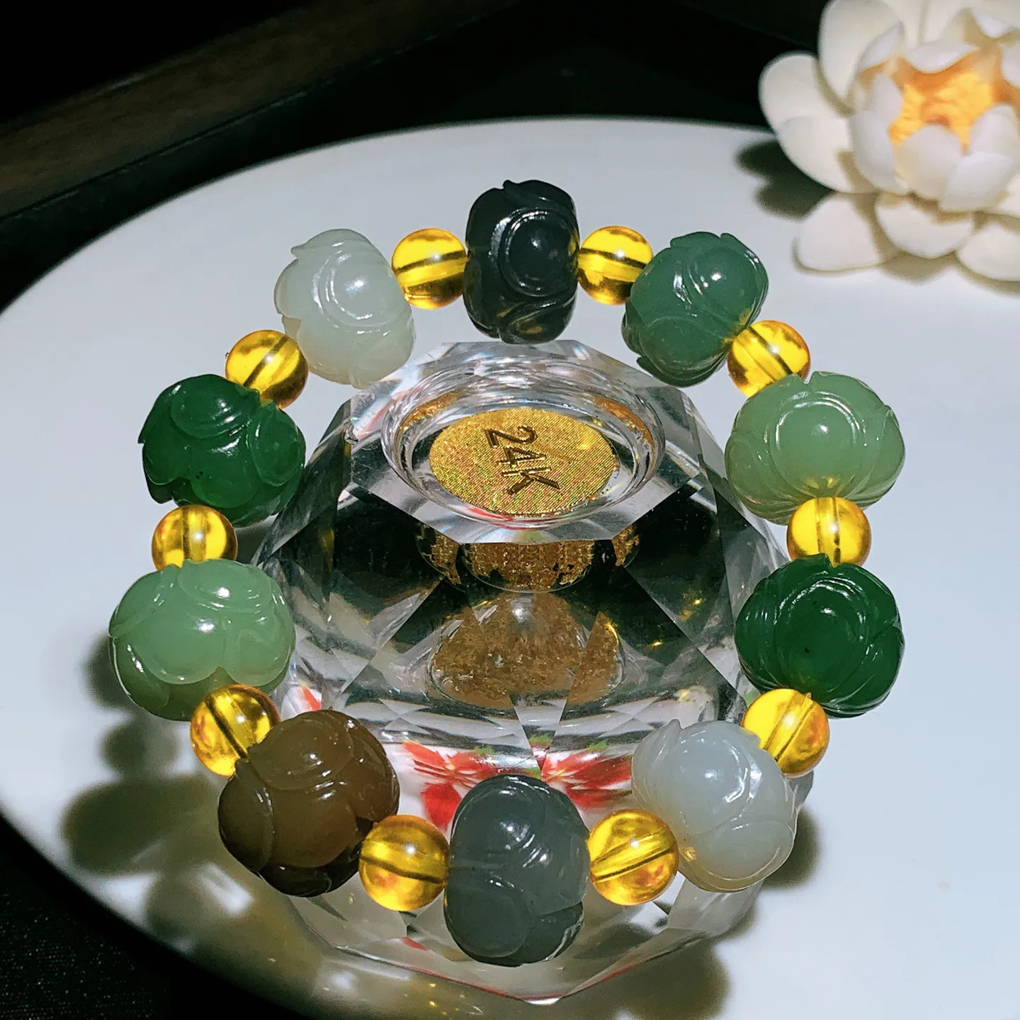 新疆和田玉多宝莲花珠手串。单颗尺寸13/16重56.8克。玉质细腻油润。手推出油。佩戴高端典雅。lt251209