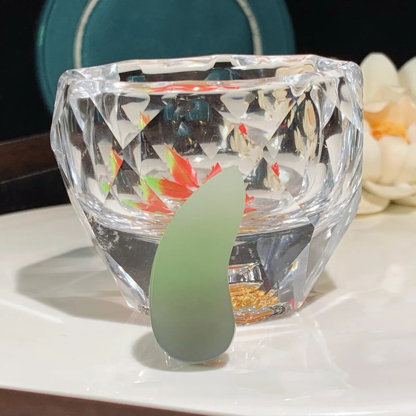 和田玉青海翠翠青平安无事随型挂件。尺寸36/15/6重6.8克。玉质细腻油润。手推出油。佩戴高端典雅。lt251209