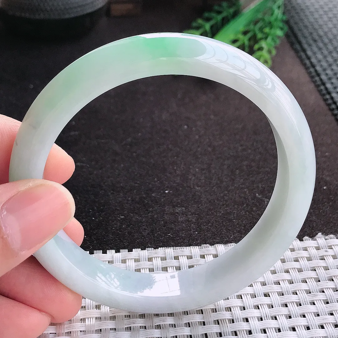 天然A货翡翠62.5/12.3/8.6大圈口老坑精美温润飘绿手镯宽边玉镯