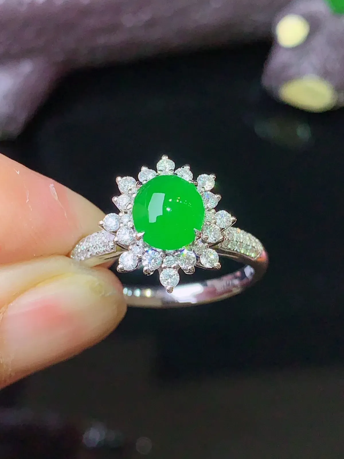 18k金钻镶嵌满绿蛋面戒指 玉质细腻 色泽艳丽 圈13.5 整体尺寸12.7*12*9