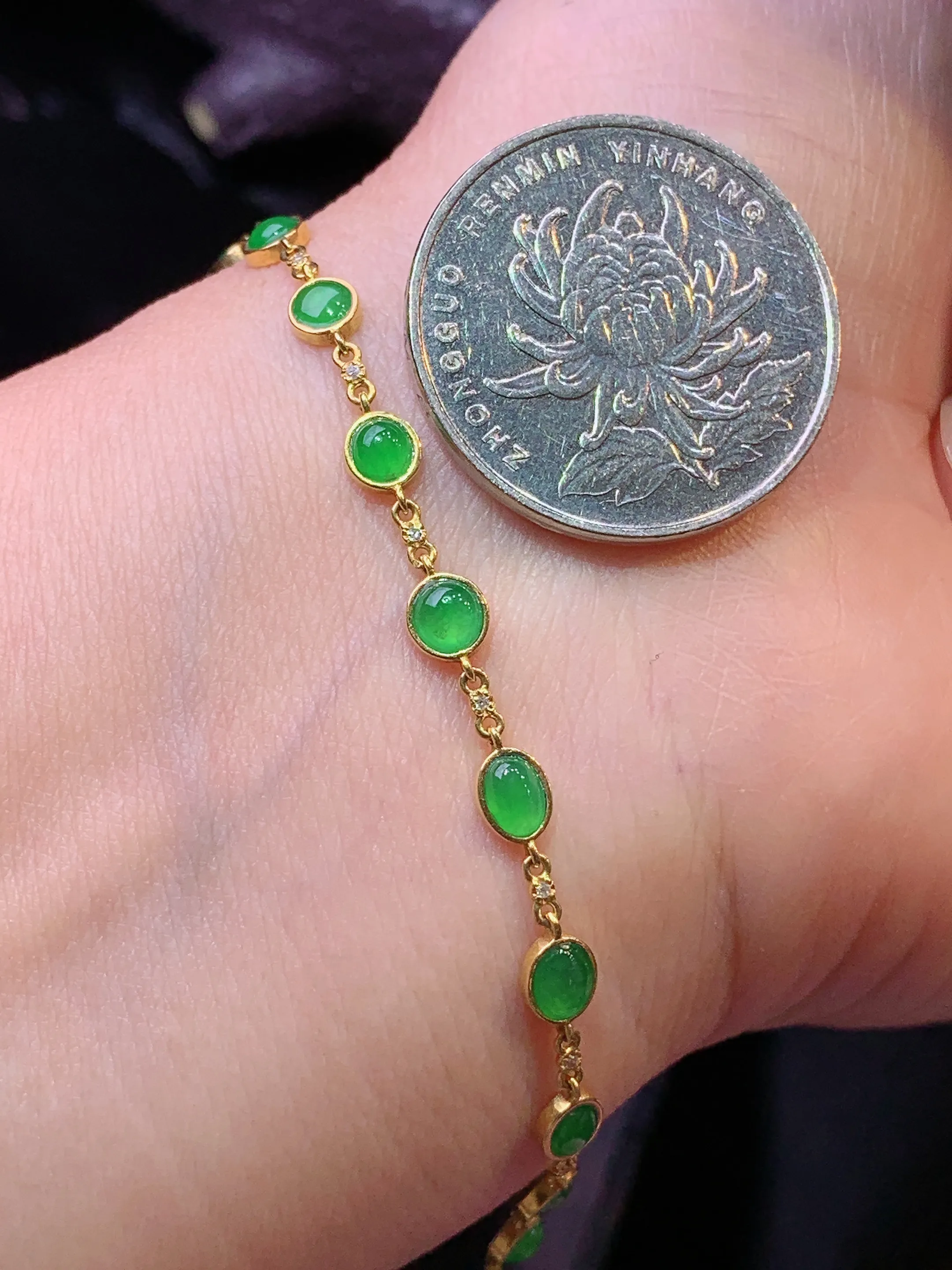 18k金镶嵌满绿蛋面手链 玉质细腻 水润亮眼 色泽艳丽 裸石尺寸4.8*4.3*2
