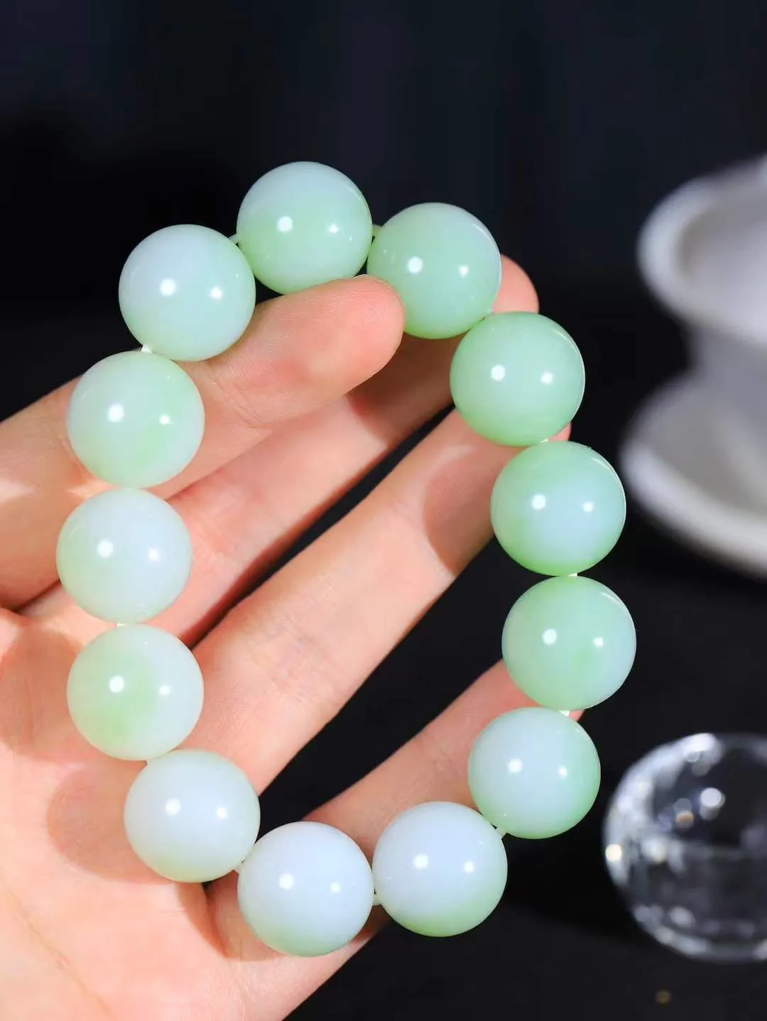 【珠圆玉润.手串】

典藏级臻品️和田玉翠青珠圆玉润手串 玉质温润细腻  整串打磨圆润，佩戴舒适。珠珠落玉盘，间关莺语花底滑，一生美好时光，无论身在何处，都有它相伴相守。事事顺遂，幸福美满，吉祥如意。重116克 尺寸取一18mm  FDA-22120233