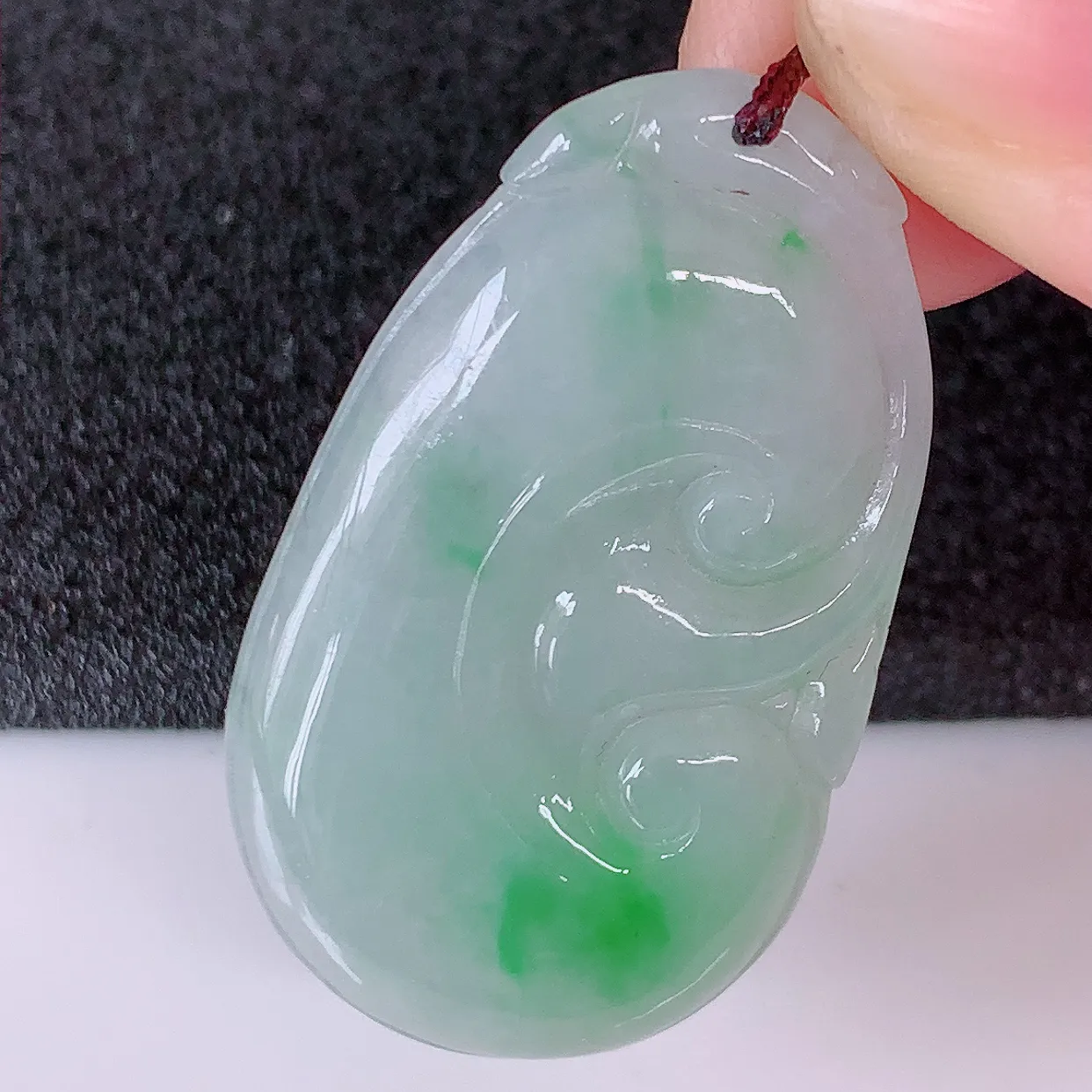 自然光实拍，冰润飘绿翡翠如意吊坠，上身效果非常美，饱满大气，工艺美，万事如意，如意一生，#57.9