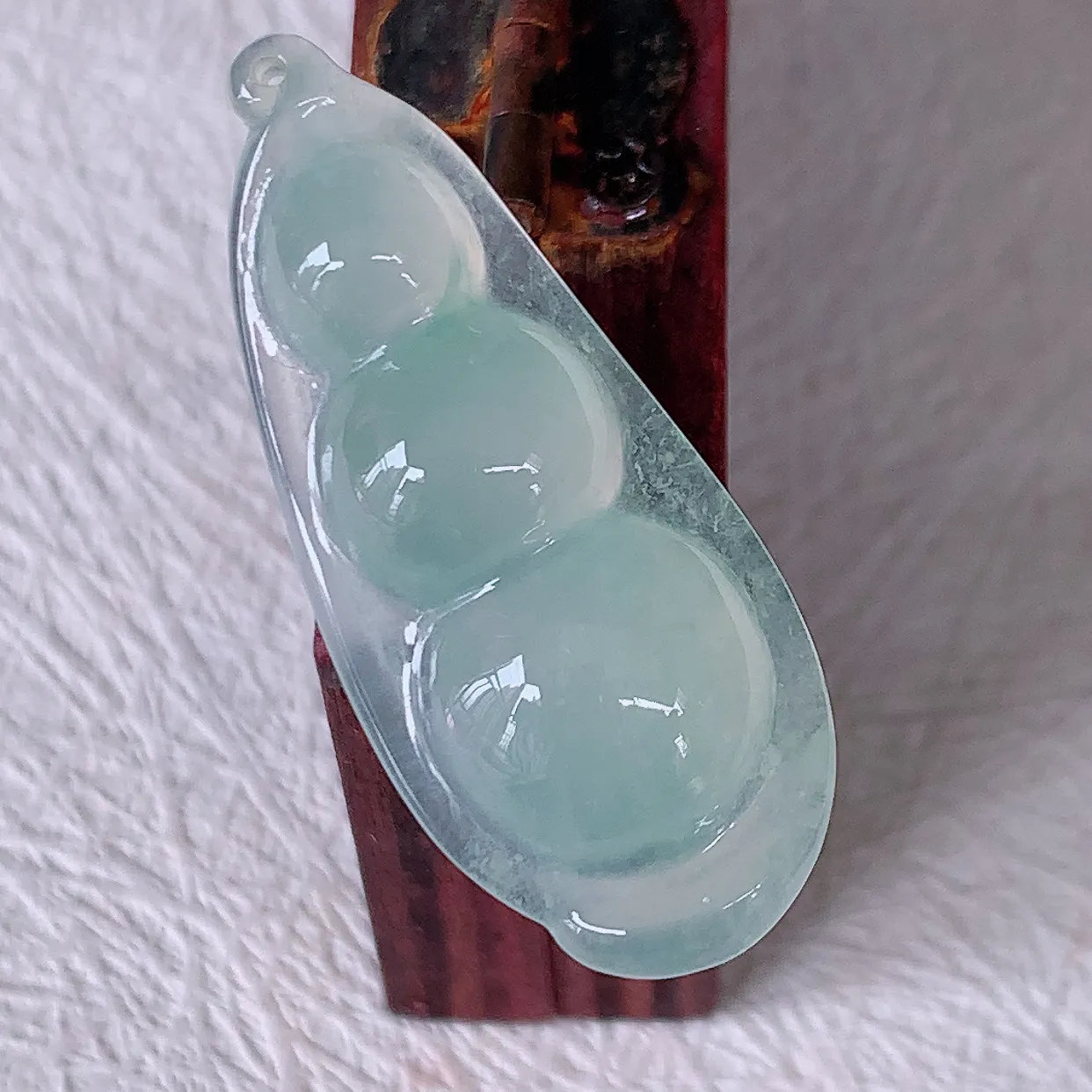 自然光实拍，冰种翡翠四季豆吊坠，平安豆福豆玉坠，冰润通透，豆粒饱满，寓意：豆蔻年华！#579