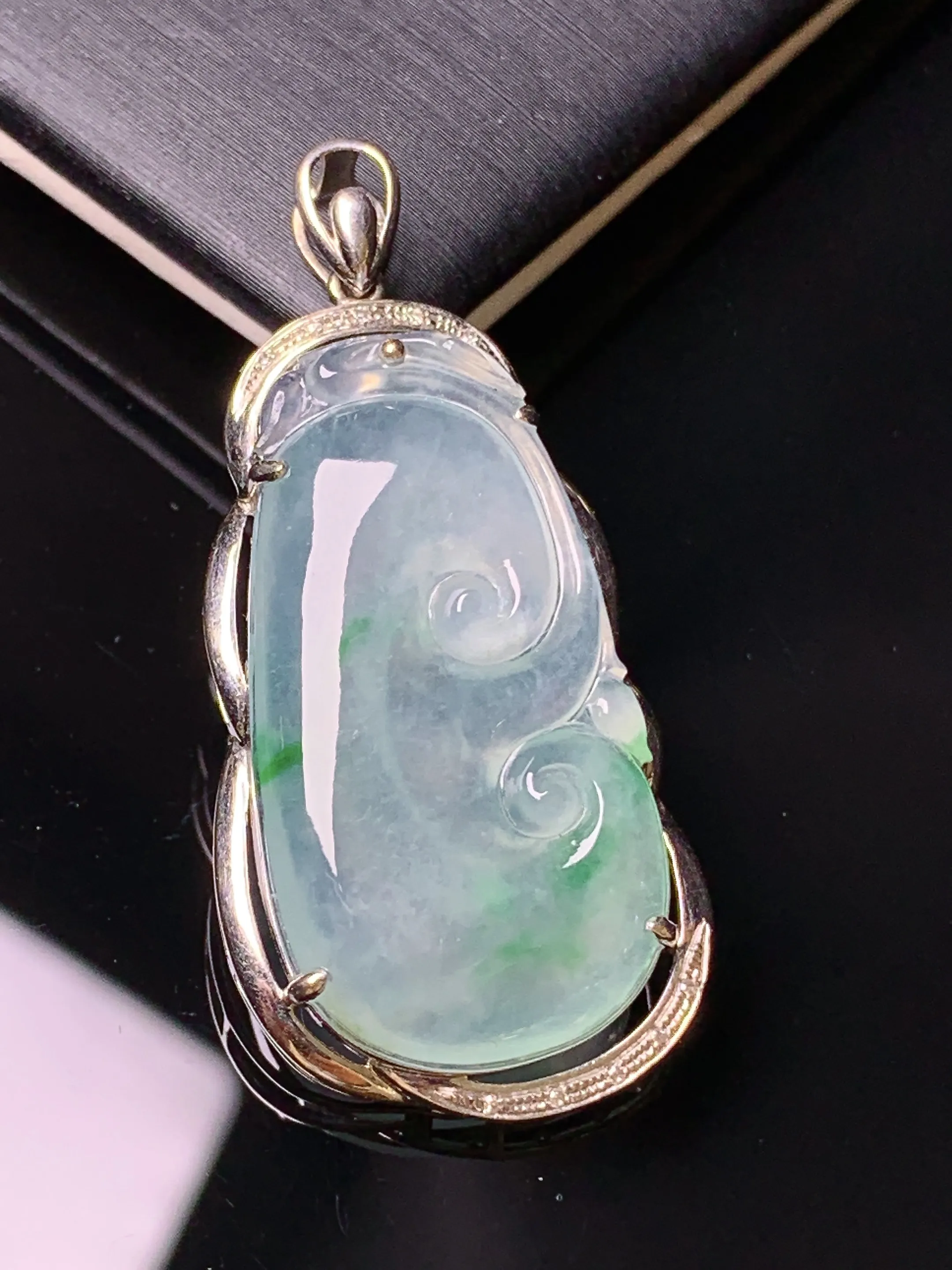 18k金钻镶嵌冰种如意吊坠 玉质细腻 水润亮眼 色泽艳丽 整体尺寸40*18.8*6.3