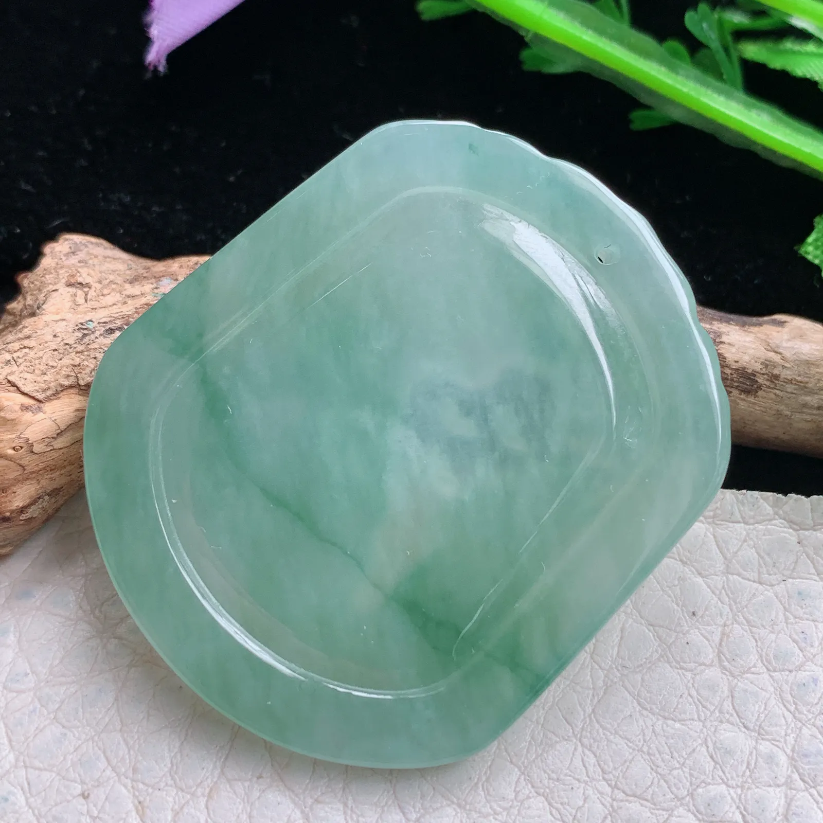 yn实拍43*36.3*4.5缅甸翡翠a货精雕飘花晴底上山虎 生肖虎玉吊坠 玉挂件