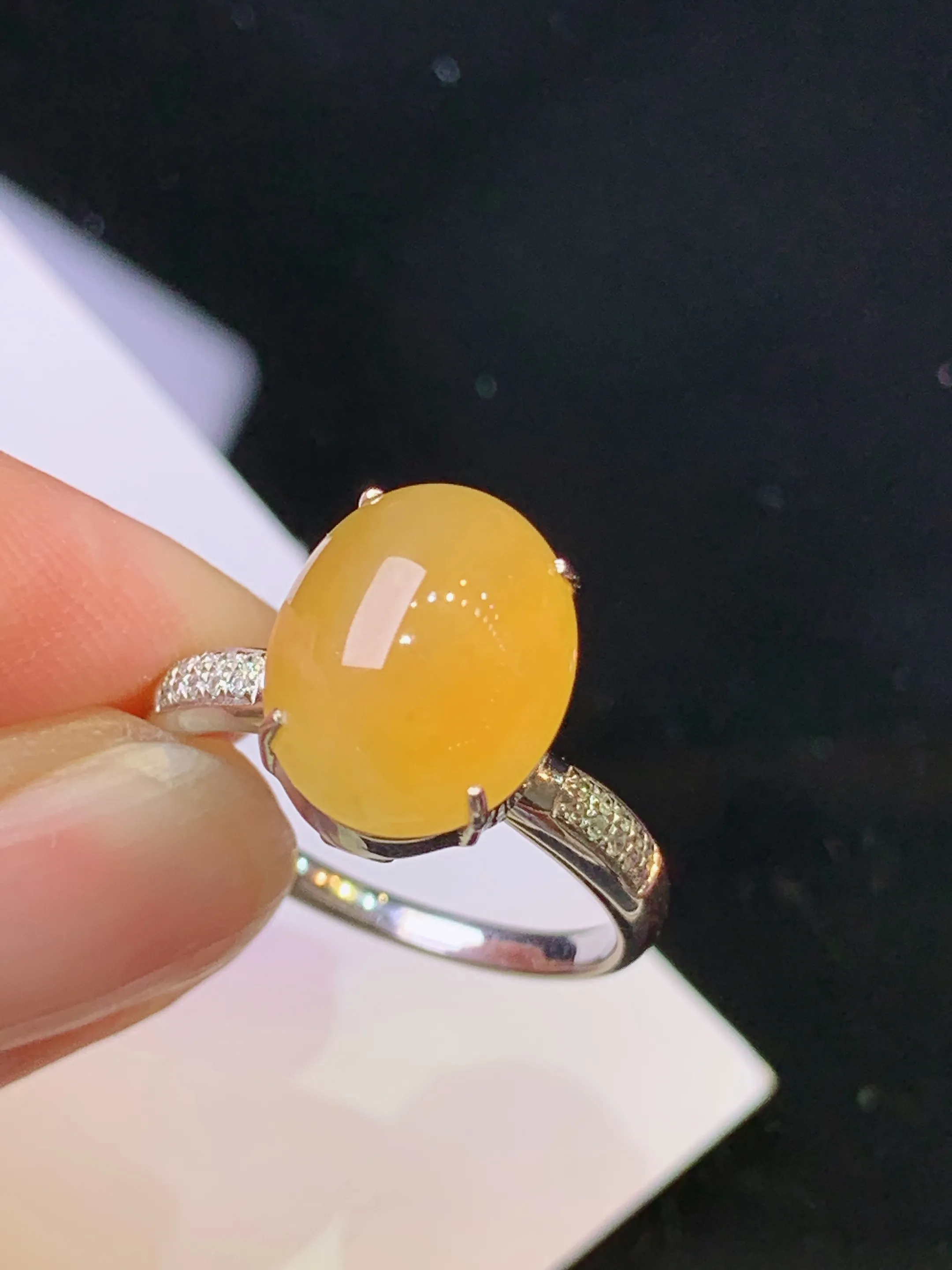 18k金钻镶嵌黄翡蛋面吊坠 玉质细腻 水润亮眼 色泽艳丽 圈口13 整体尺寸12*9.6*5.5