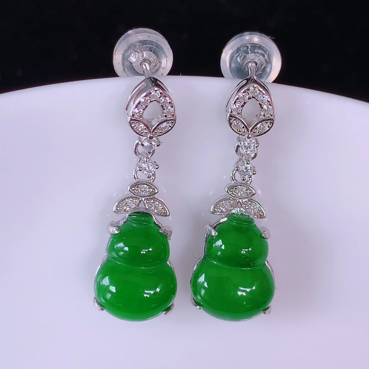冰透满绿翡翠925银镶嵌葫芦耳坠，自然光实拍，翠色灵动，颜色漂亮，种老水足，品相佳，佩戴佳品！#97