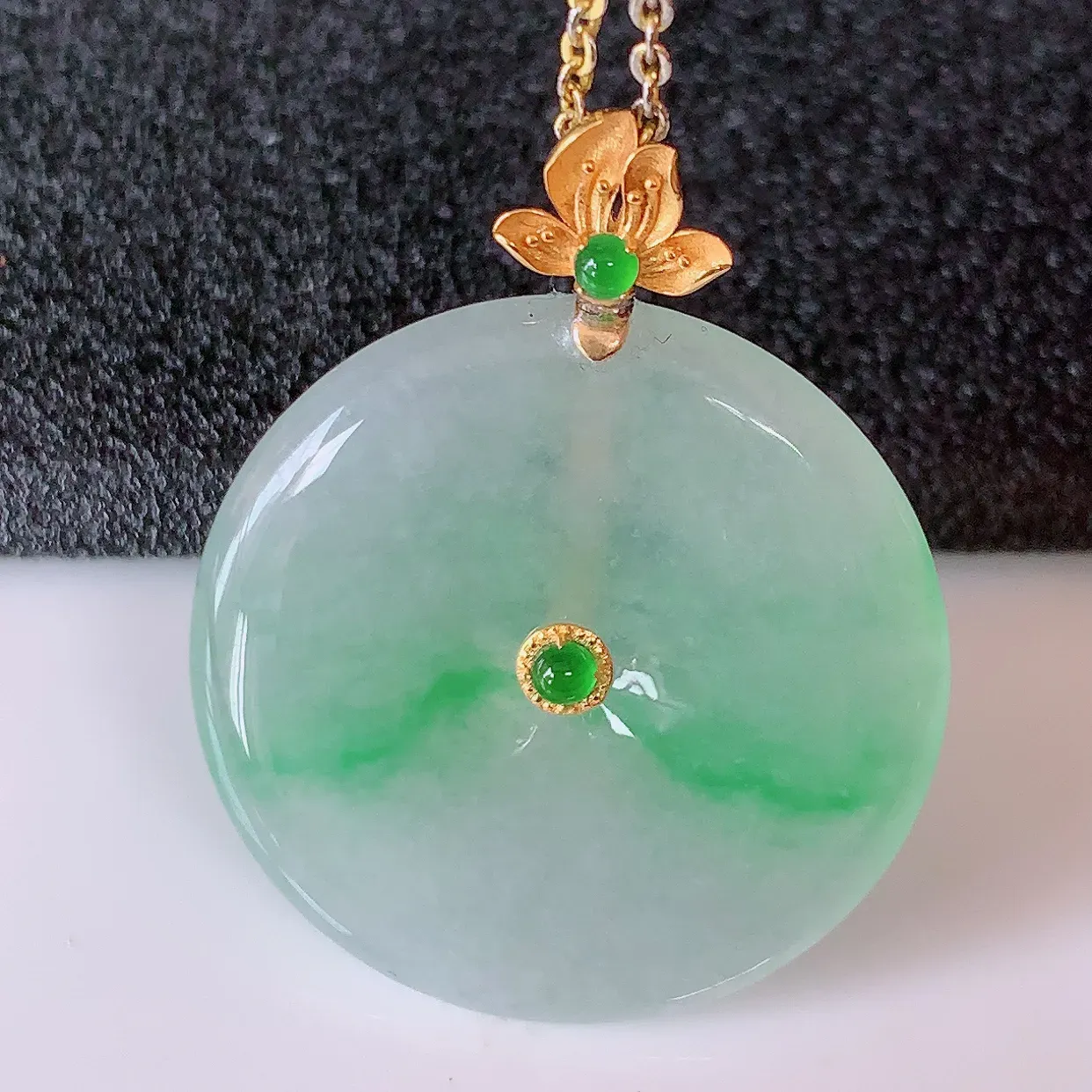 自然光实拍，18K金镶嵌冰种飘绿翡翠平安扣吊坠，玉扣，平安是福；很美的料子，平安扣佩戴优雅迷人！#4
