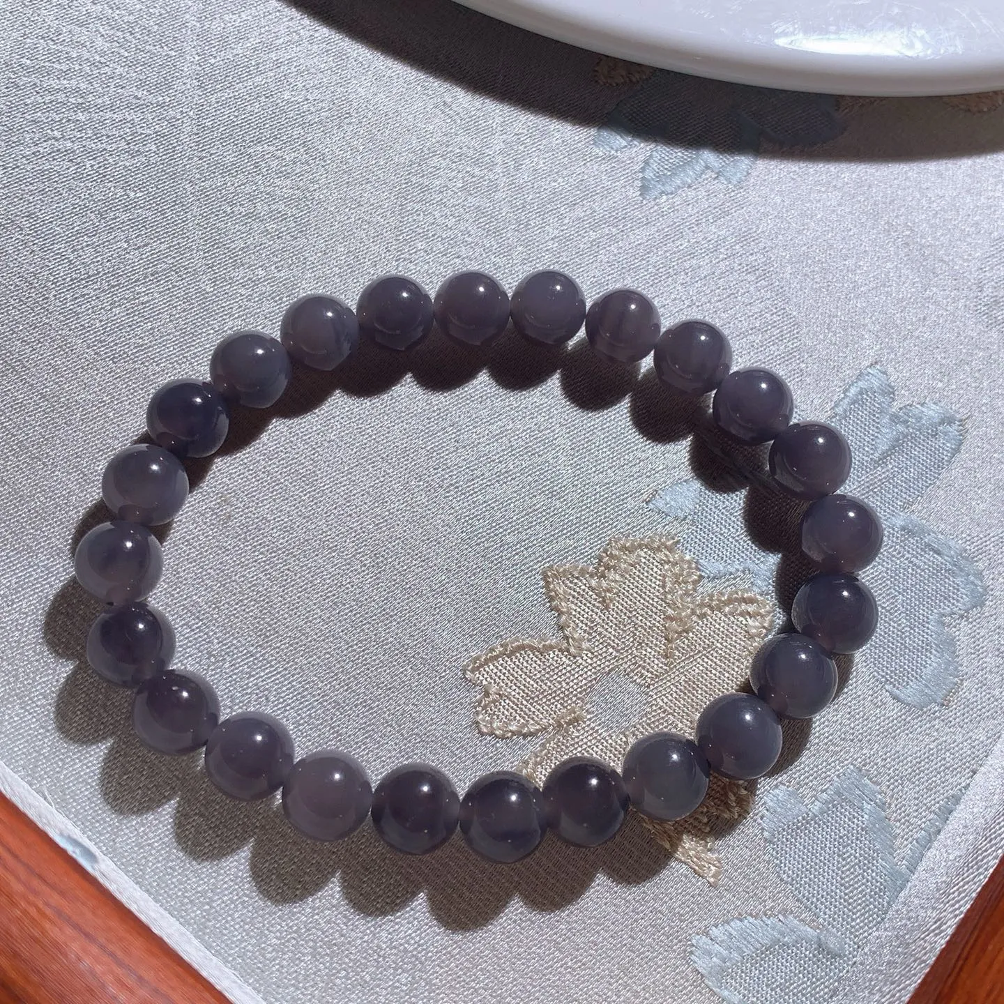 和田玉紫罗兰圆珠手串。单颗尺寸8！玉质细腻油润。手推出油。佩戴高端典雅。lt251209