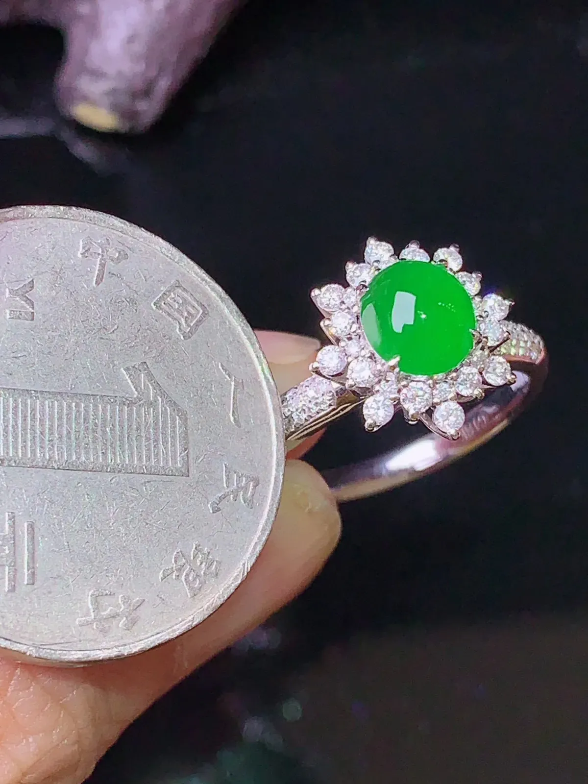 18k金钻镶嵌满绿蛋面戒指 玉质细腻 色泽艳丽 圈13.5 整体尺寸12.7*12*9