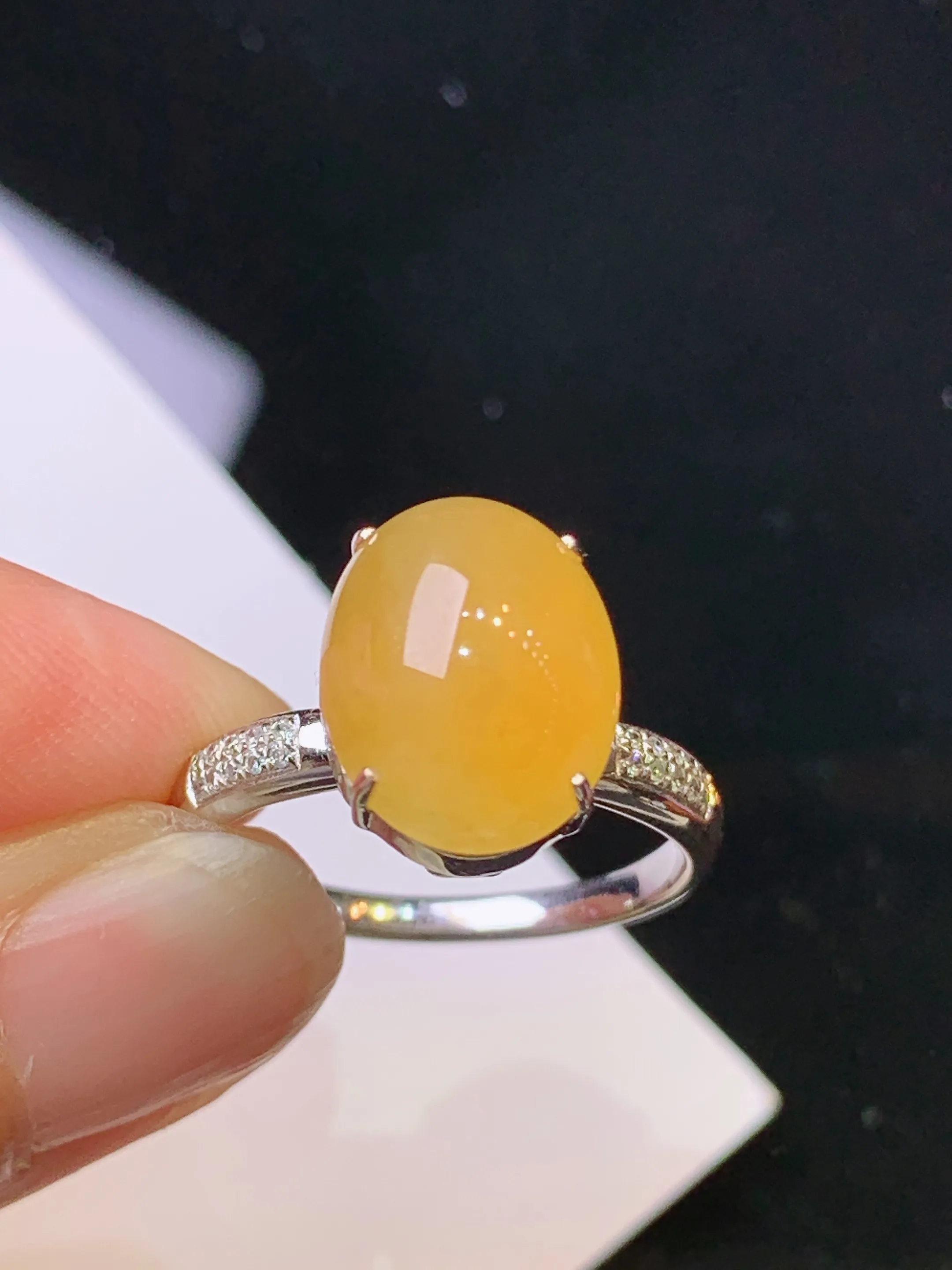 18k金钻镶嵌黄翡蛋面吊坠 玉质细腻 水润亮眼 色泽艳丽 圈口13 整体尺寸12*9.6*5.5