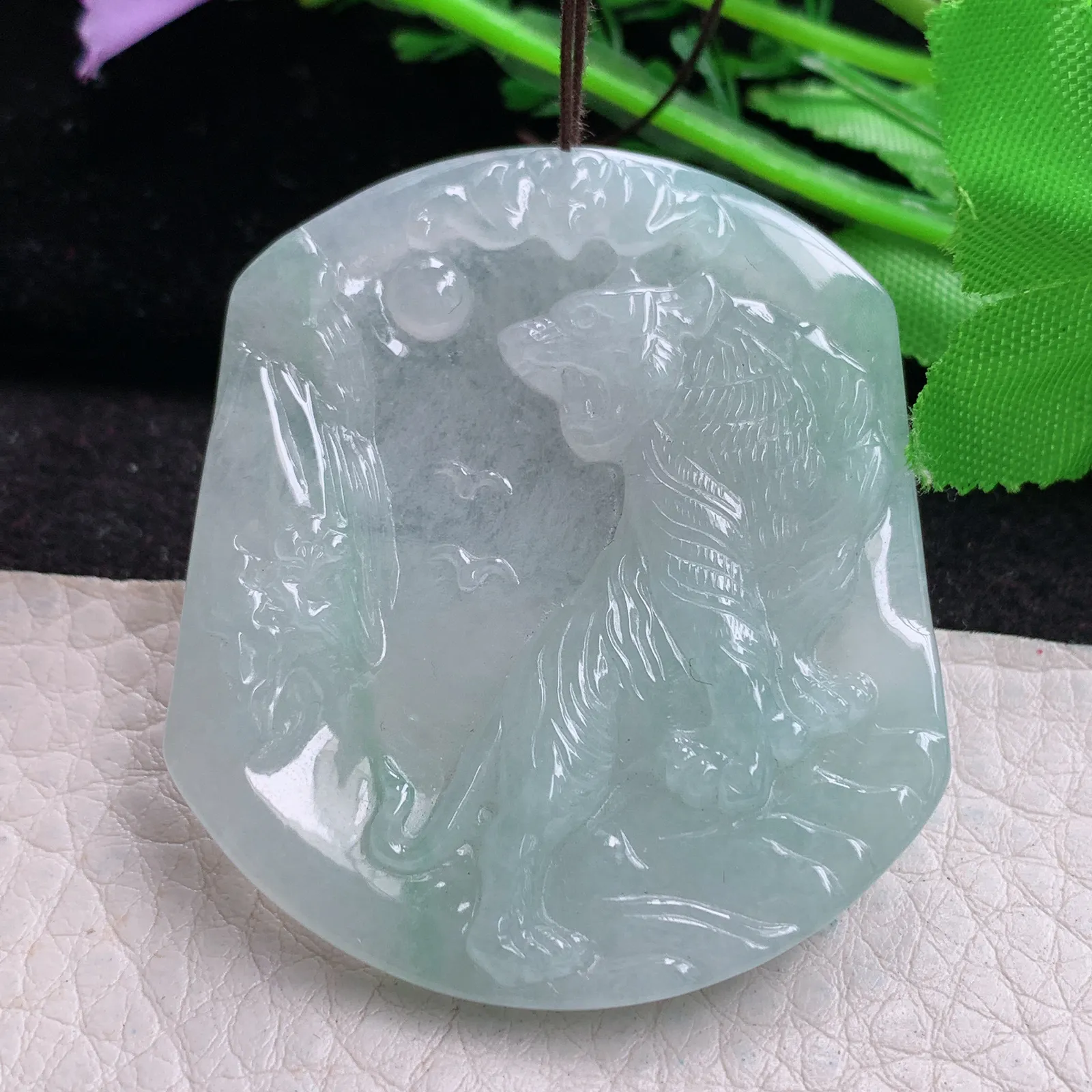 yn实拍50*43.5*5.5缅甸翡翠a货精雕飘绿花上山虎 生肖虎玉吊坠 玉挂件