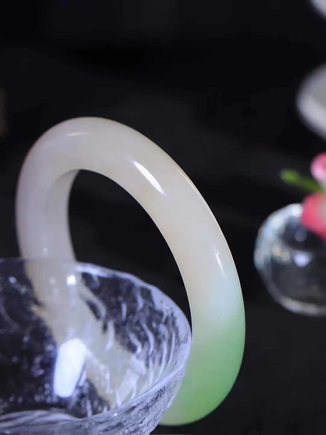 【婉约佳人.手镯】

典藏传家级臻品️和田玉三色手镯 玉质温润细腻 油性十足 手感舒适，高华雅逸，线条流畅，简约大气，美自天成，素雅高贵。佩戴于腕间，婉约之美，举手投足间透出那份低调奢华。重94克 内径60mm  尺寸13.2-12.4mm   FDA-44120233