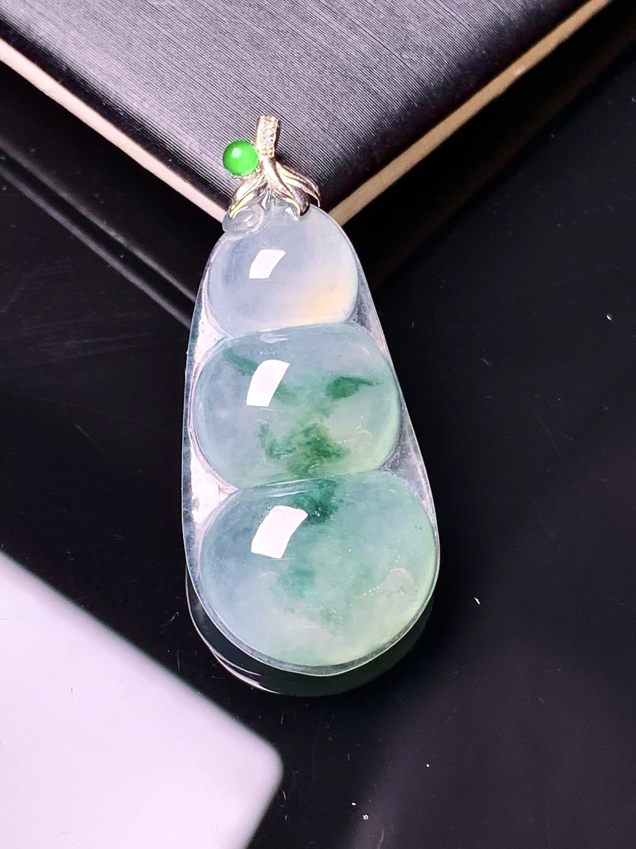 18k金镶嵌飘绿四季豆吊坠 玉质细腻 水润亮眼 色泽艳丽 整体尺寸32.8*14.8*5.2