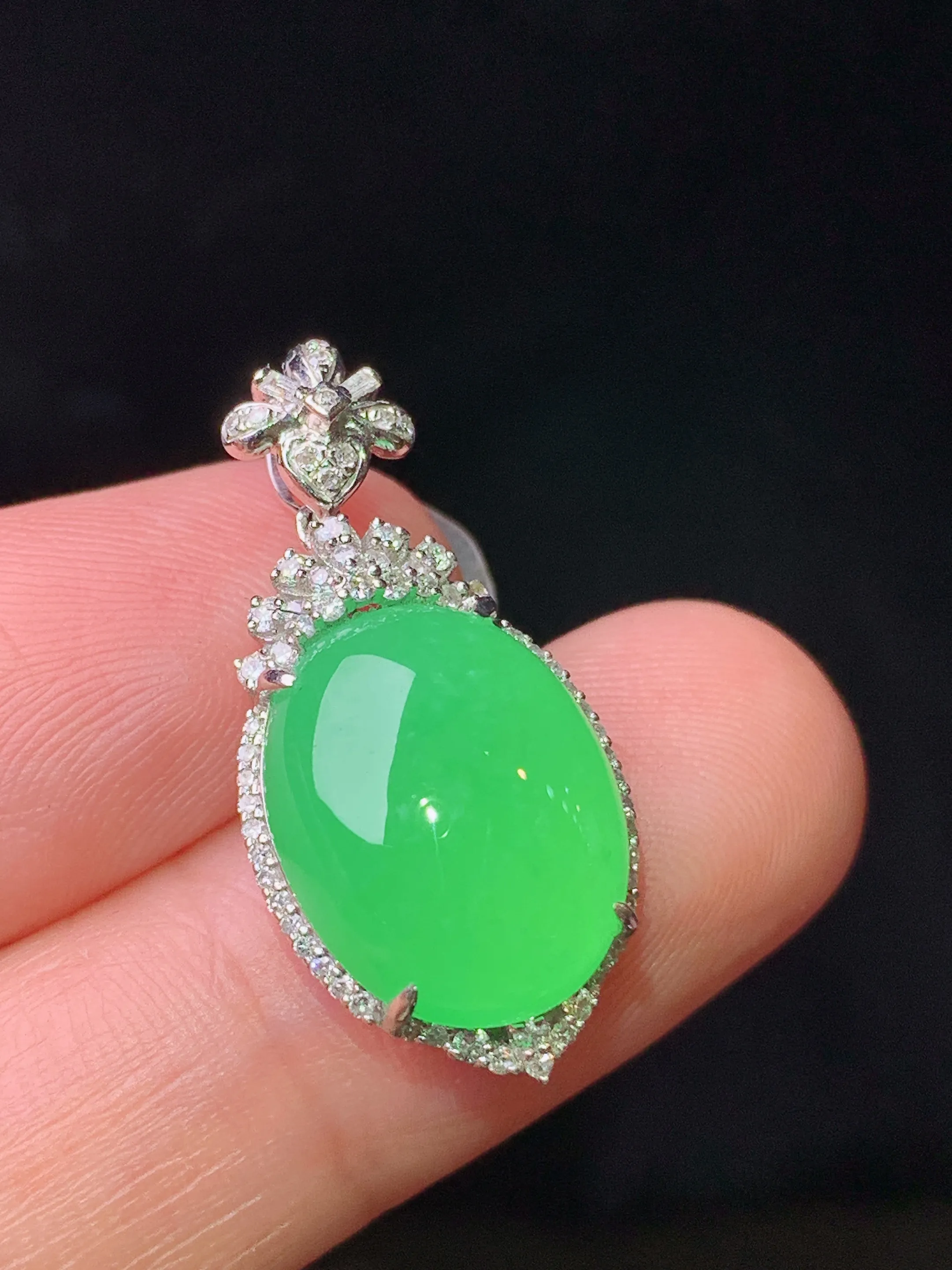 18k金钻镶嵌翠绿蛋面吊坠 玉质细腻 水润亮眼 色泽艳丽 整体尺寸26*12.5*7.5