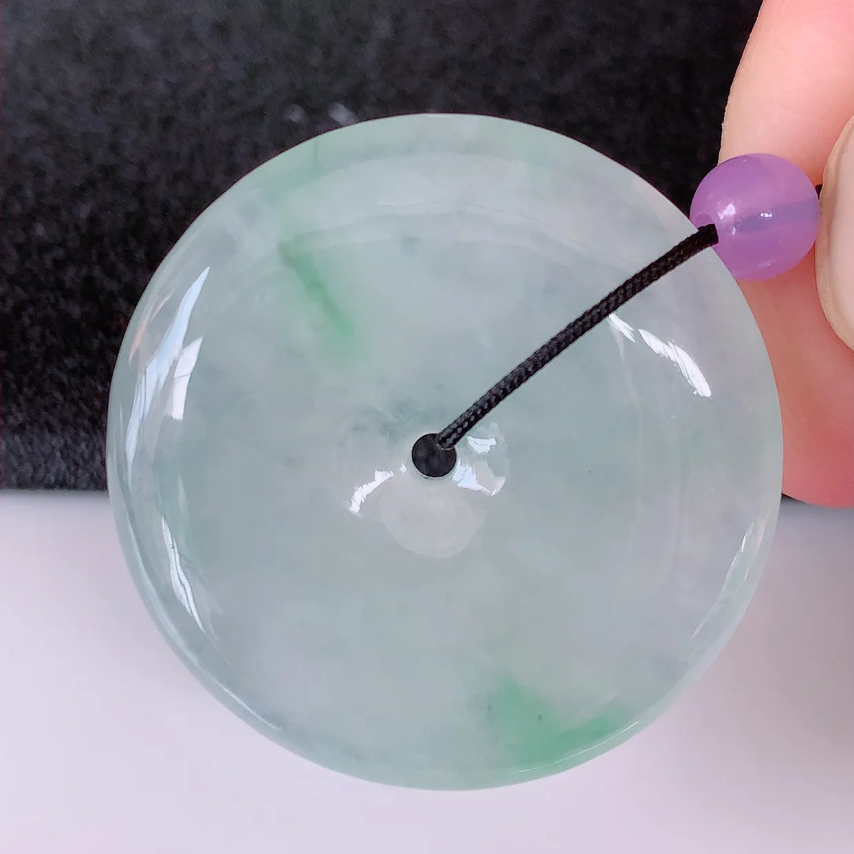 自然光实拍，冰种飘花翡翠平安扣吊坠，玉扣，平安是福；很美的料子，平安扣佩戴优雅迷人！#41.9