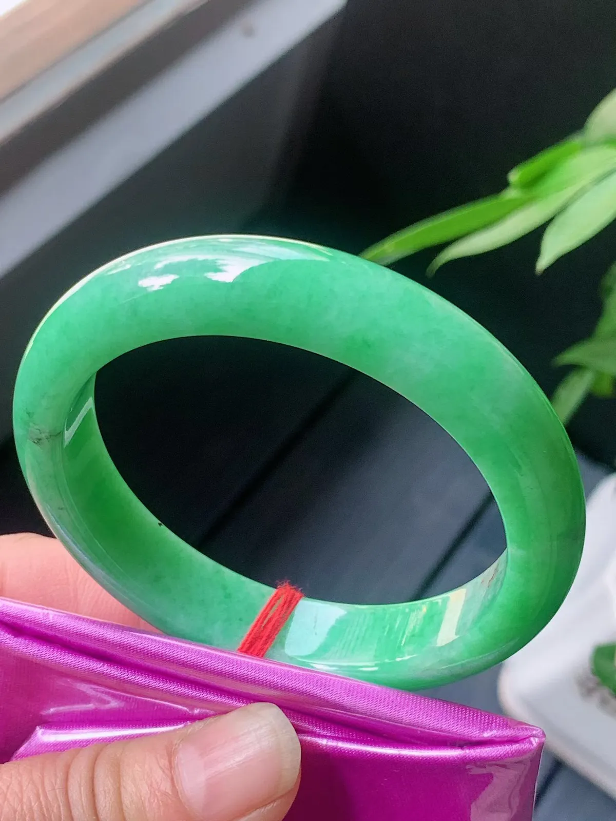 【翡翠名称】老种满色阳绿54.8正圈口手镯
【翡翠尺寸】54.8/12/8.2mm适合53.8-56