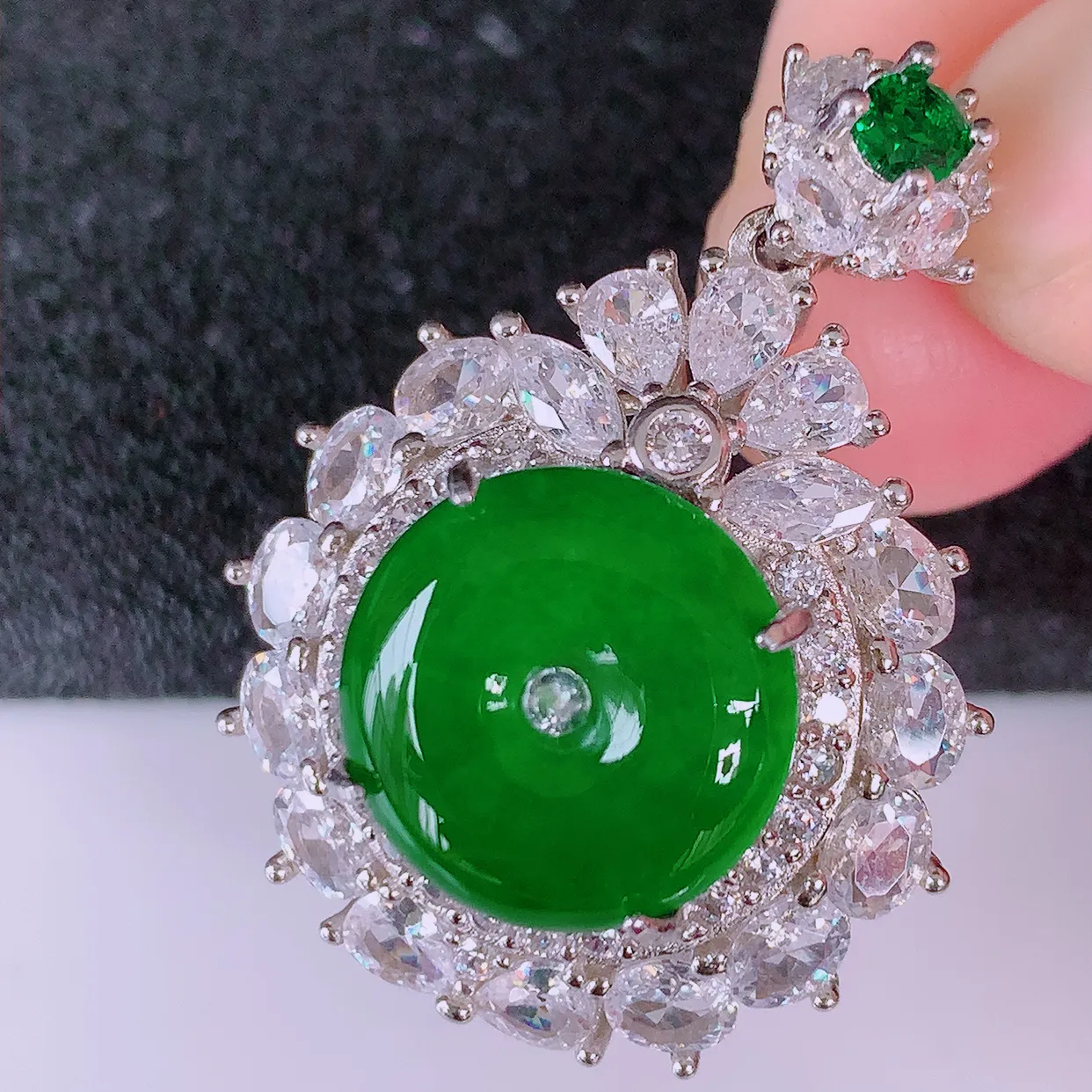 冰透满绿翡翠925银镶嵌平安扣吊坠，自然光实拍，翠色灵动，颜色漂亮，种老水足，品相佳，佩戴佳品！#97.9整体33*24.5*9.5裸石13*13