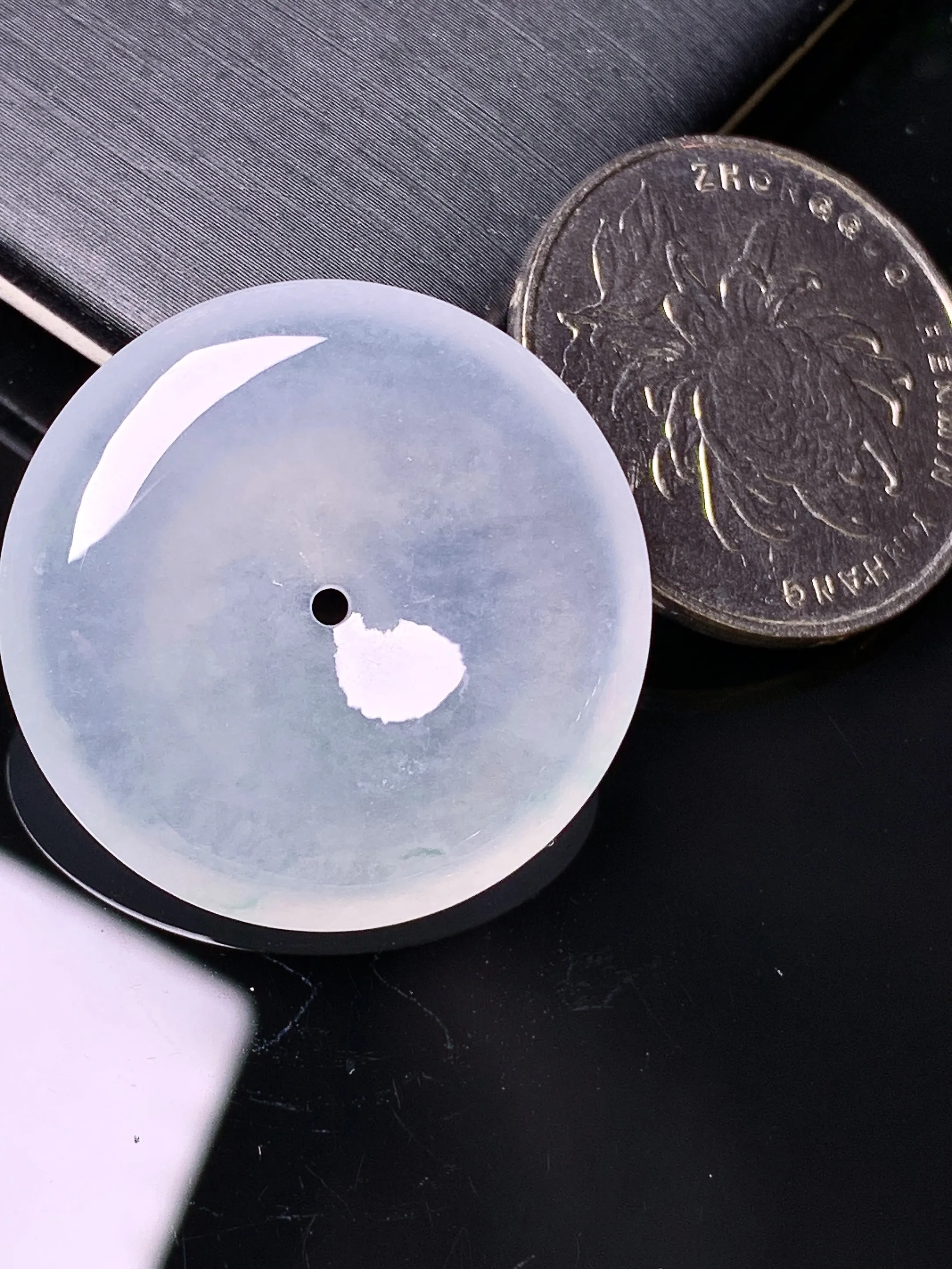 冰种平安扣吊坠 玉质细腻 水润亮眼 色泽清新艳丽 整体尺寸27.8*5.6