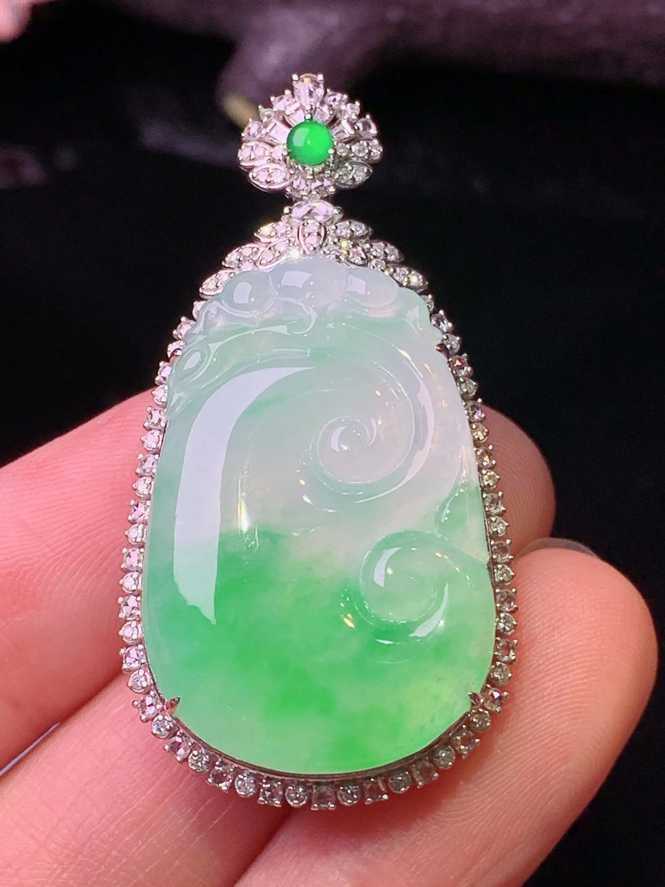 18k金钻镶嵌飘绿如意吊坠 玉质细腻 水润亮眼 色泽艳丽 整体尺寸43.5*22.7*10