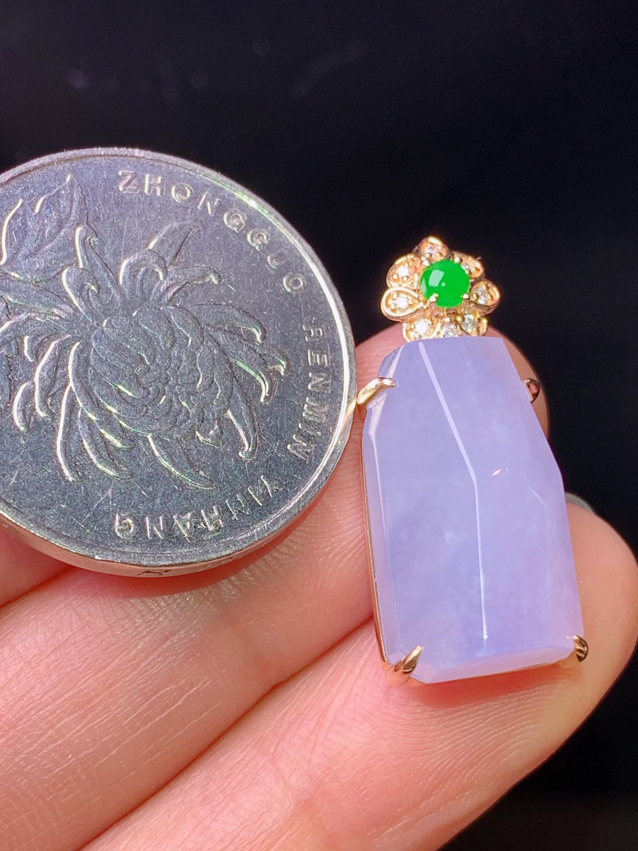 18k金钻镶嵌紫罗兰随形吊坠 玉质细腻 水润亮眼 色泽艳丽 整体尺寸25*10.8*8.5