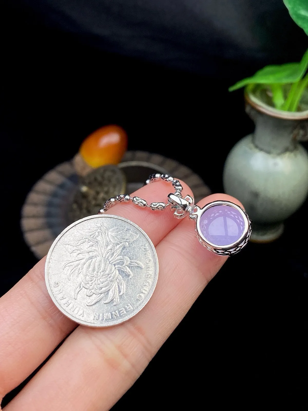 【冰种紫蛋面吊坠】质地细腻，饱满度很好，晶莹剔透，18k金钻镶嵌，裸石尺寸10.3*10.4*3.3毫米