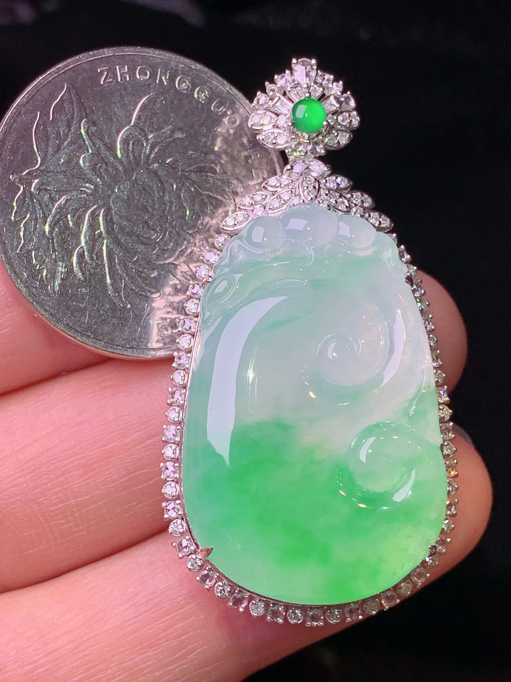 18k金钻镶嵌飘绿如意吊坠 玉质细腻 水润亮眼 色泽艳丽 整体尺寸43.5*22.7*10
