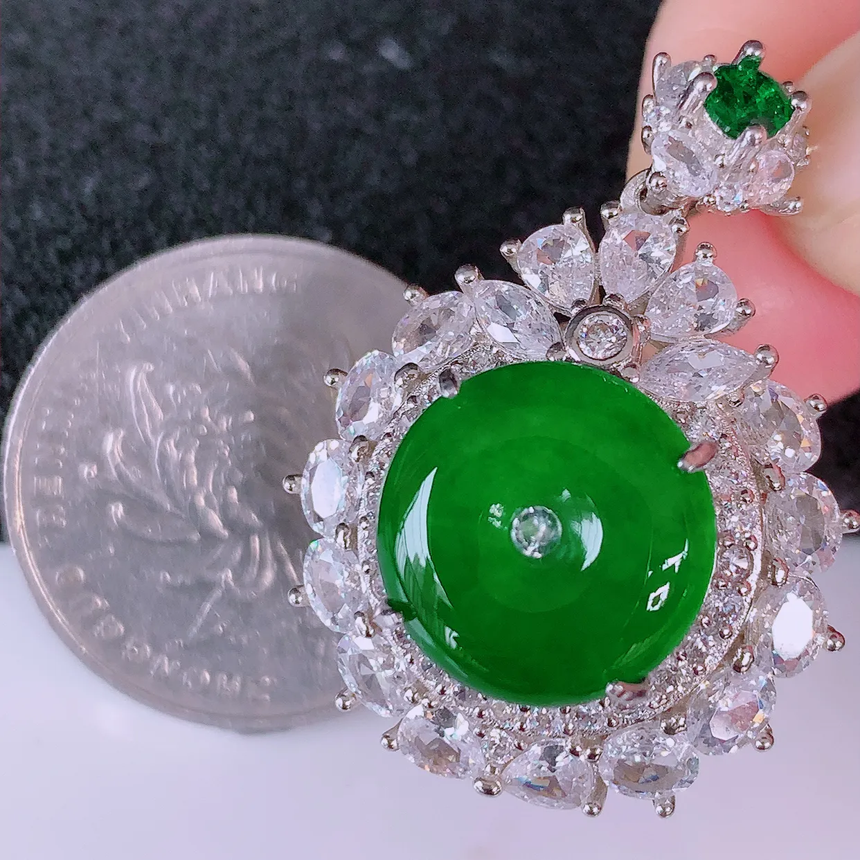 冰透满绿翡翠925银镶嵌平安扣吊坠，自然光实拍，翠色灵动，颜色漂亮，种老水足，品相佳，佩戴佳品！#97.9整体33*24.5*9.5裸石13*13