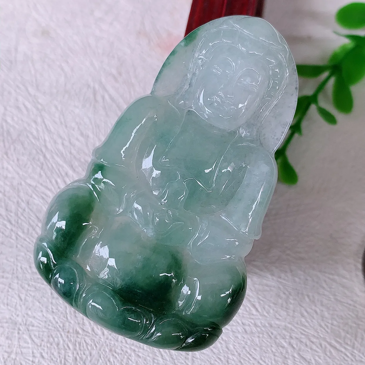 自然光实拍，大件冰飘花翡翠观音菩萨吊坠，赐福观音，玉润通透，慈祥端庄！#46.9