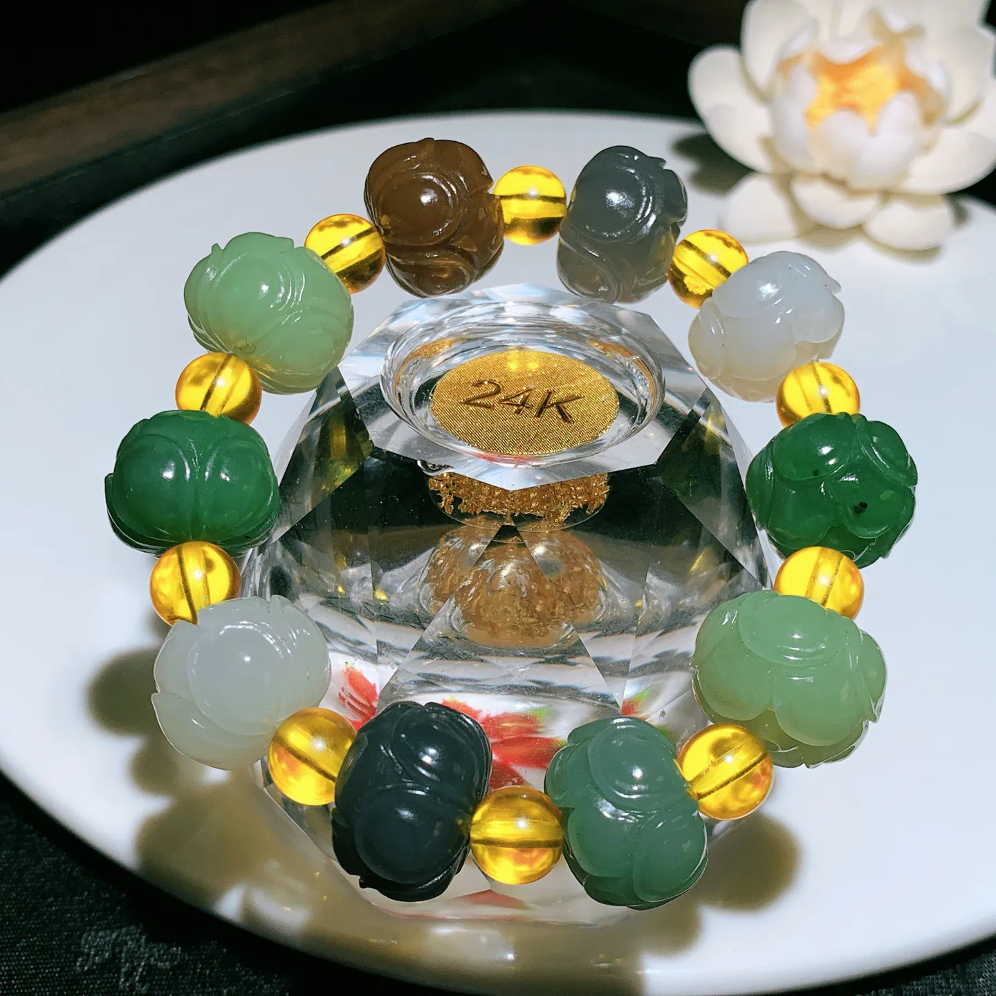 新疆和田玉多宝莲花珠手串。单颗尺寸13/16重56.8克。玉质细腻油润。手推出油。佩戴高端典雅。lt