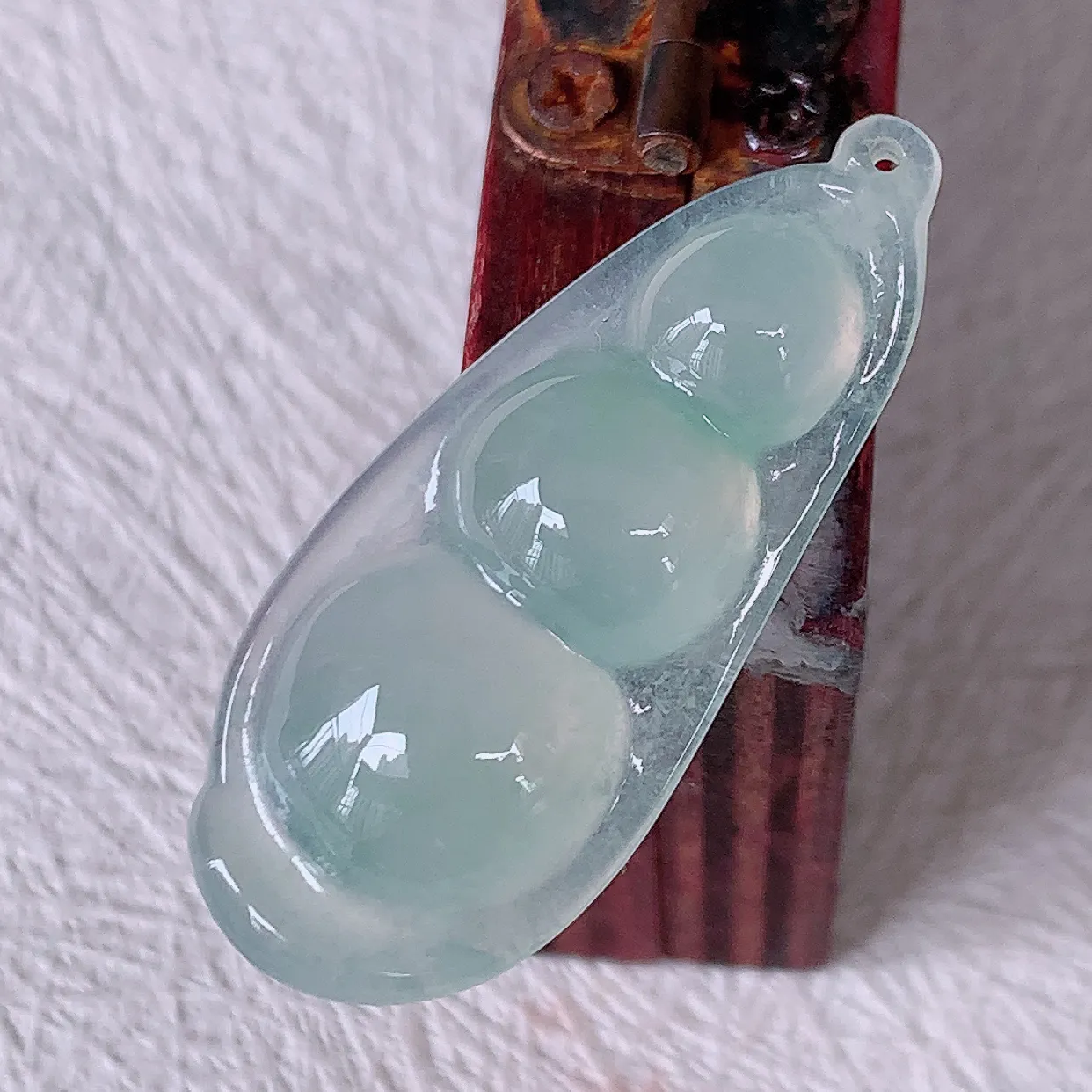 自然光实拍，冰种翡翠四季豆吊坠，平安豆福豆玉坠，冰润通透，豆粒饱满，寓意：豆蔻年华！#579