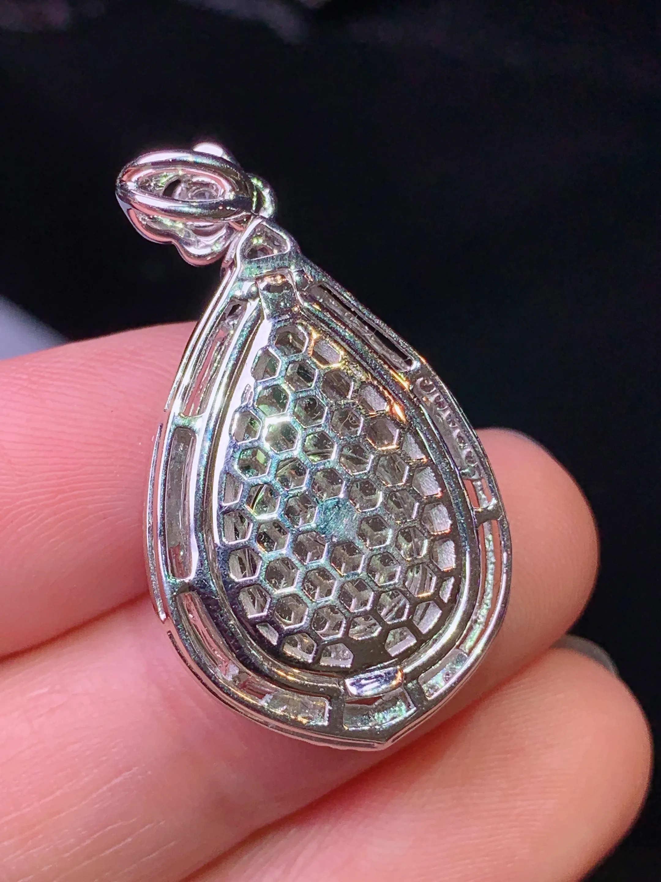 18k金钻镶嵌翠绿水滴吊坠 玉质细腻 水润亮眼 色泽艳丽 整体尺寸33.6*18*6.3