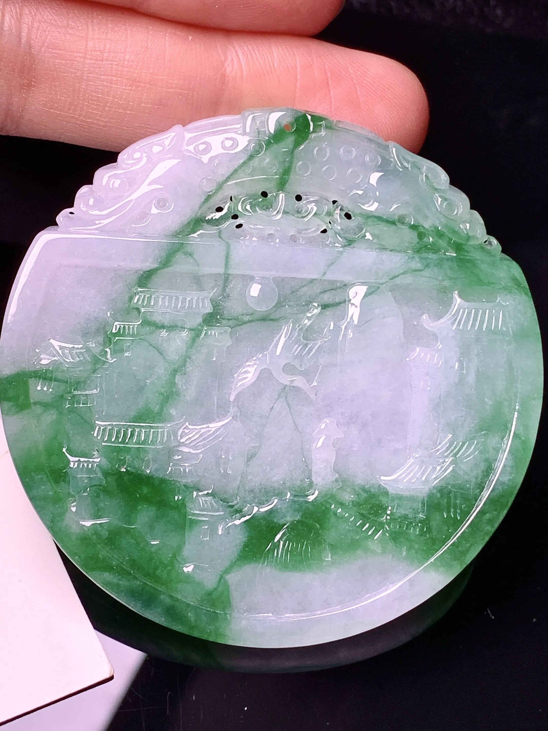 飘绿山水牌吊坠 玉质细腻 水润亮眼 色泽艳丽 整体尺寸54*5