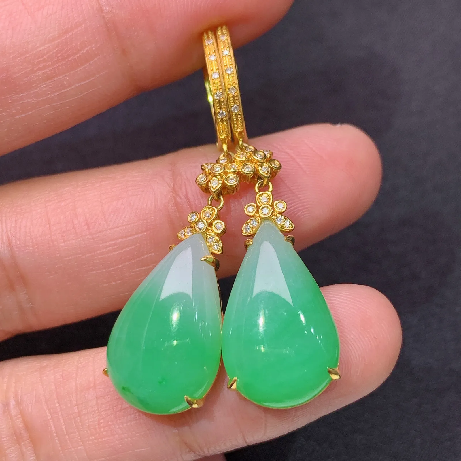 翠绿水滴耳坠，18k金镶嵌，简约时尚，冰润色阳，种水足 尺寸17.9*10.8*4.2