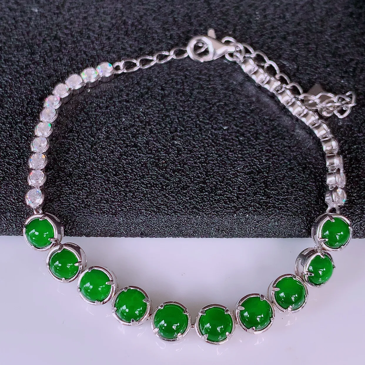 冰透满绿翡翠925银镶嵌手链，自然光实拍，翠色灵动，颜色漂亮，种老水足，品相佳，佩戴佳品！#97.9取一整体5.5*5.5*4.5裸石4.5*4.5