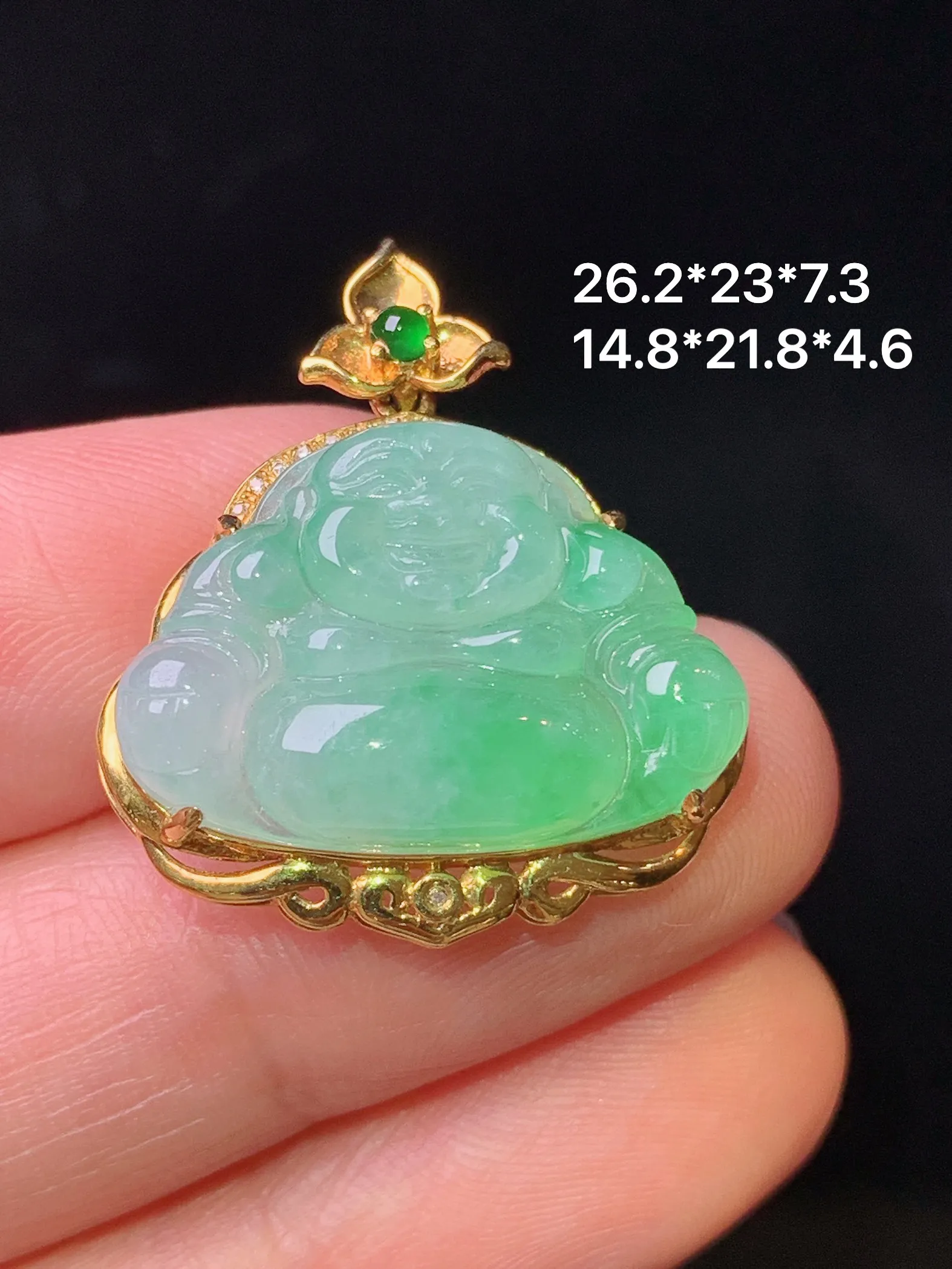 18k金镶嵌翠绿佛公吊坠 玉质细腻 水润亮眼 色泽艳丽 整体尺寸26.2*23*7.3
