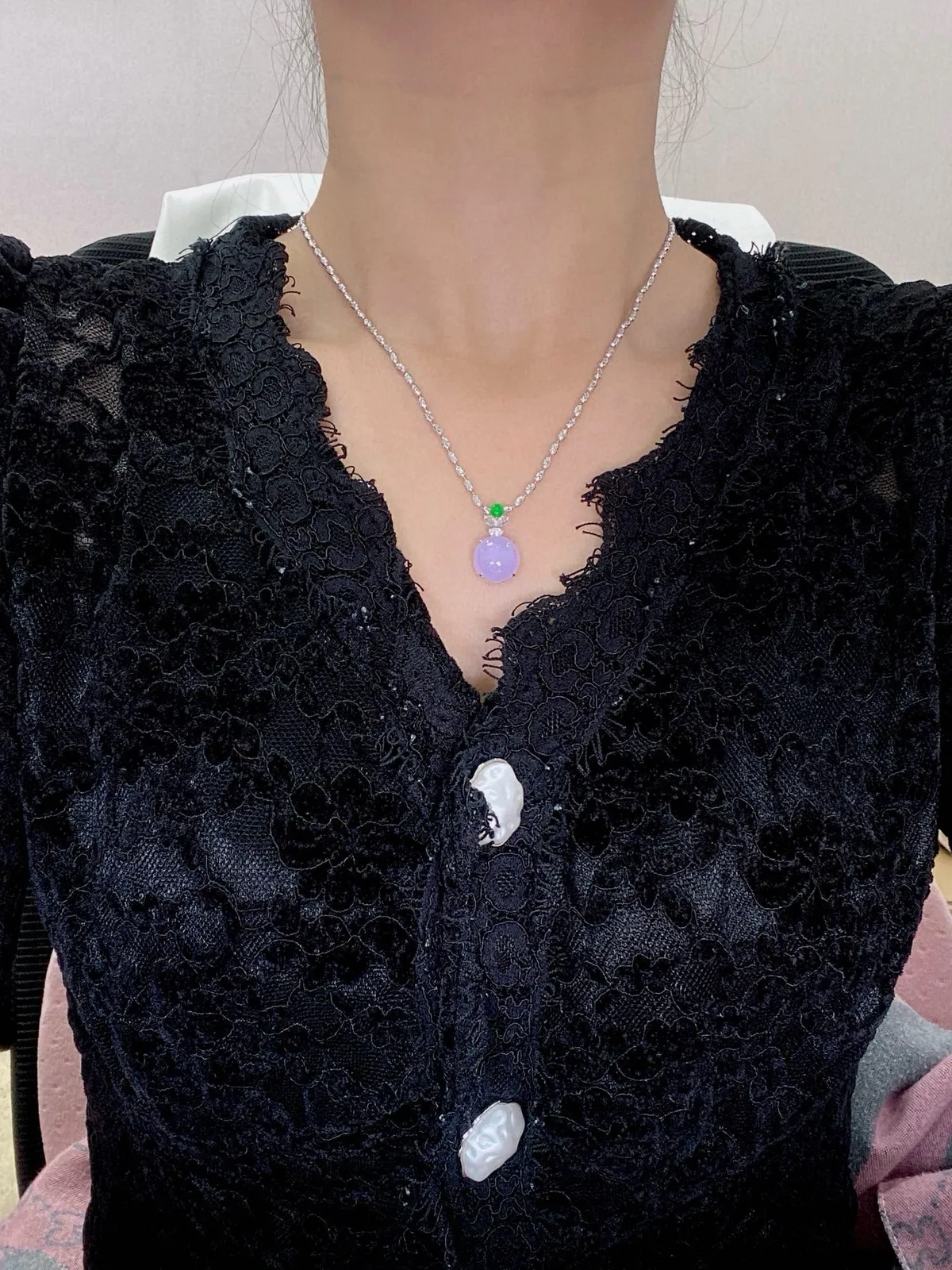 【冰种紫蛋面吊坠】质地细腻，饱满度很好，晶莹剔透，18k金钻镶嵌，裸石尺寸10.3*10.4*3.3毫米