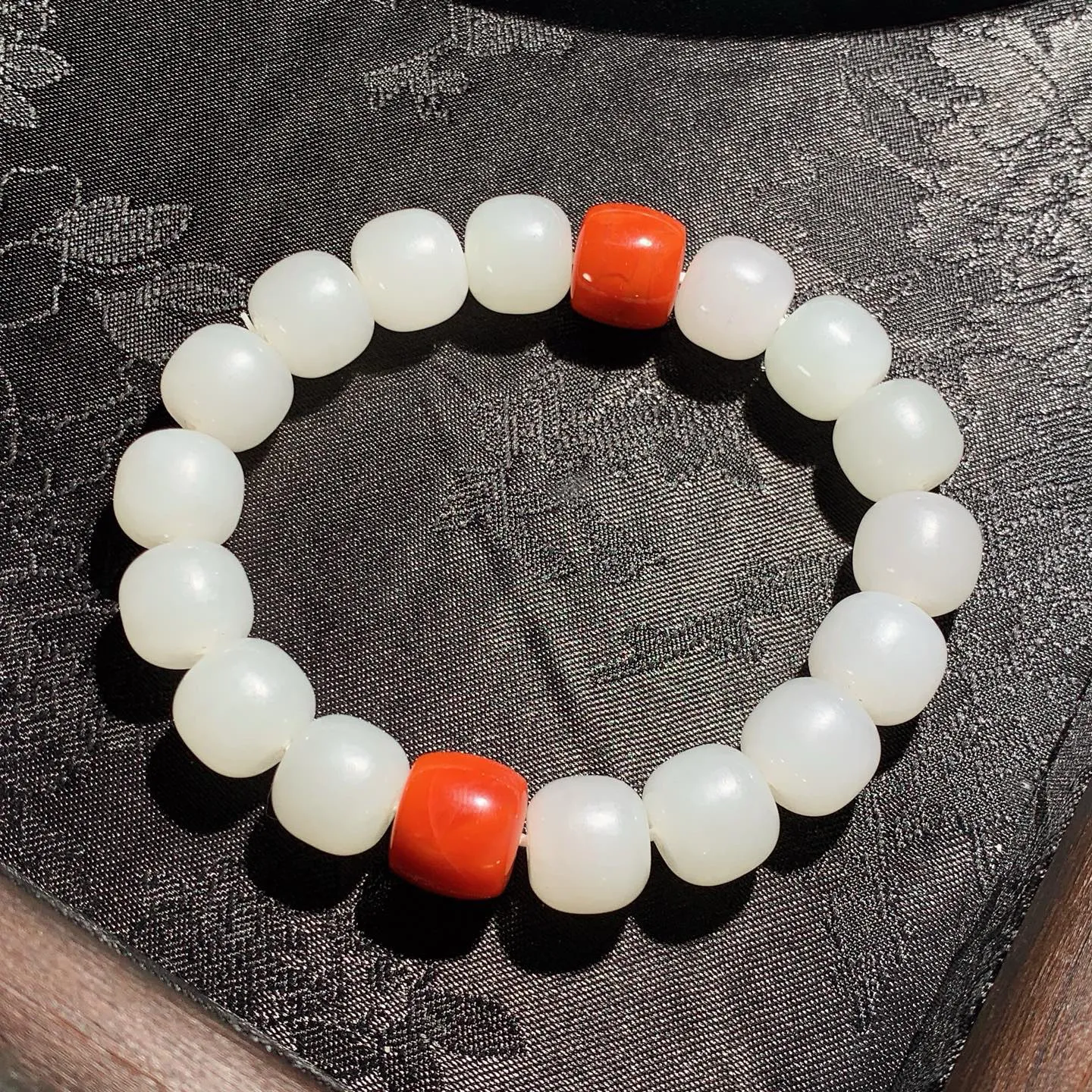 和田玉白玉老型珠手串。单颗尺寸11/12重48克。玉质细腻油润。手推出油。佩戴高端典雅。lt251209