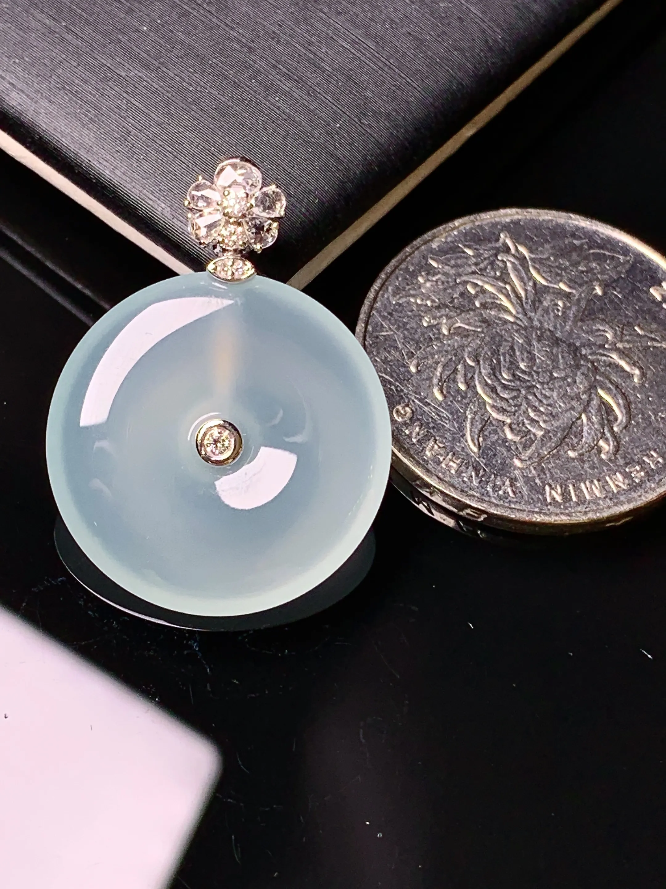 18k金钻镶嵌冰种平安扣吊坠 玉质细腻 水润亮眼 色泽艳丽 整体尺寸27.8*21*3.8