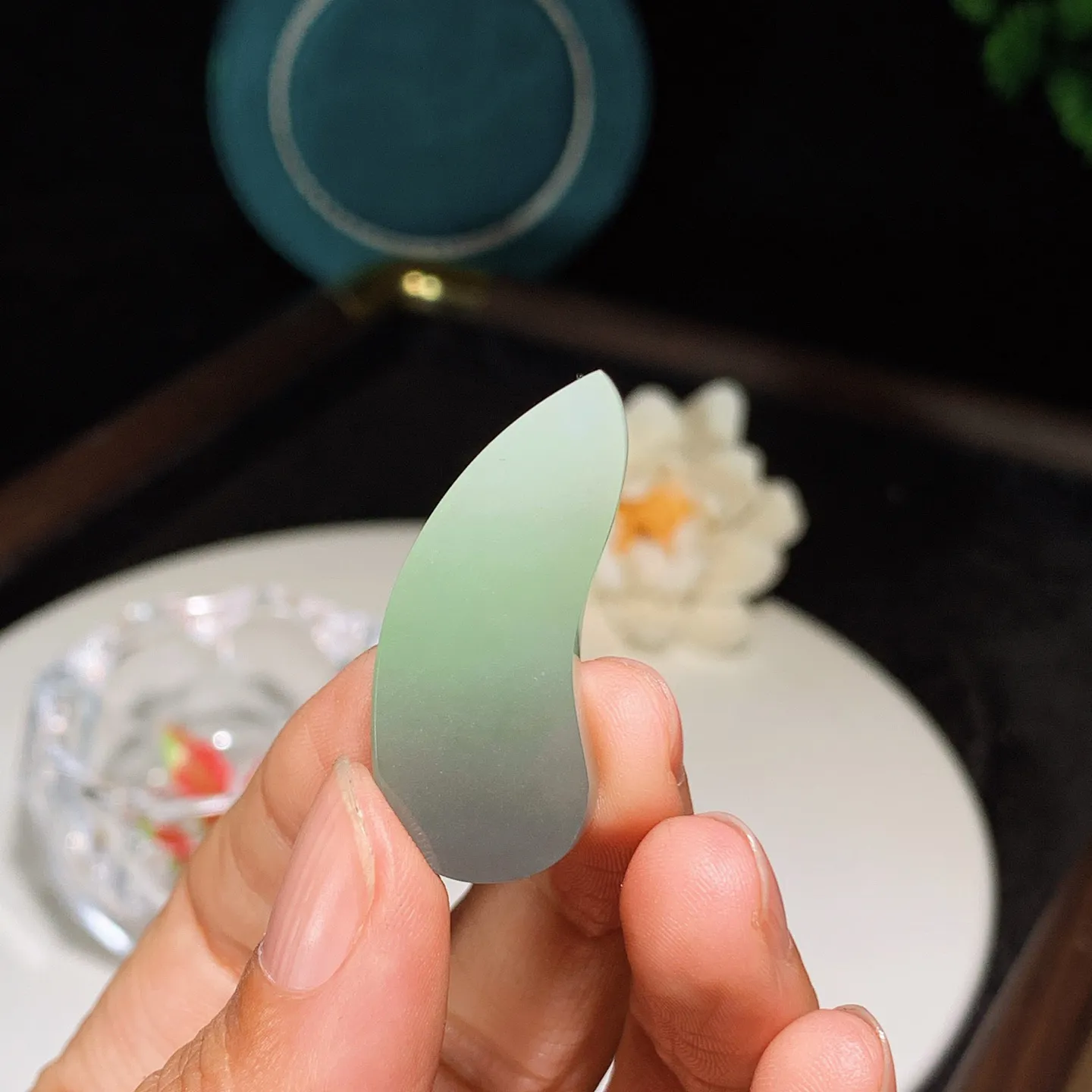 和田玉青海翠翠青平安无事随型挂件。尺寸36/15/6重6.8克。玉质细腻油润。手推出油。佩戴高端典雅。lt251209