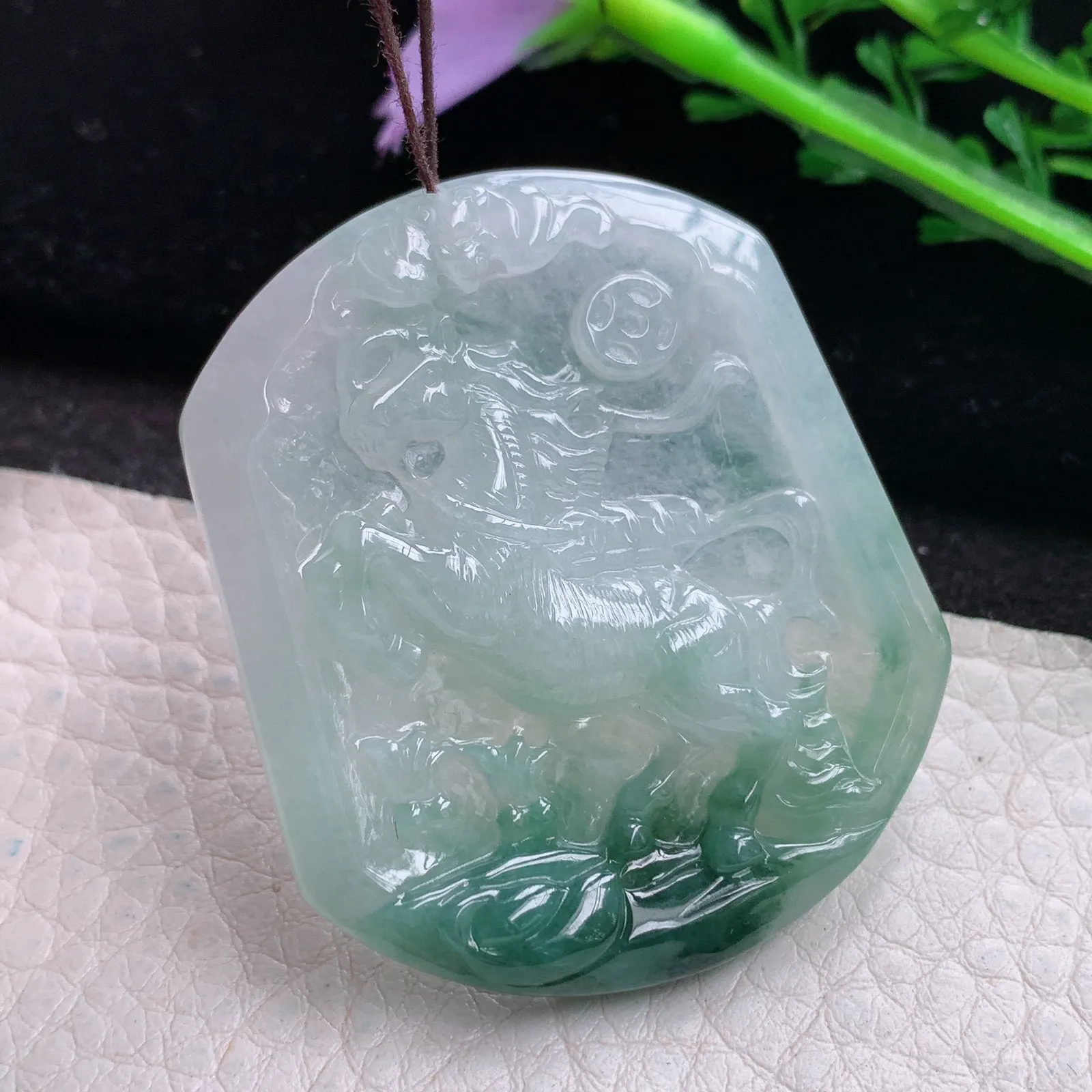 yn实拍46.5*40*5.2缅甸翡翠a货精雕飘蓝花飞马 马上有钱玉吊坠 玉挂件