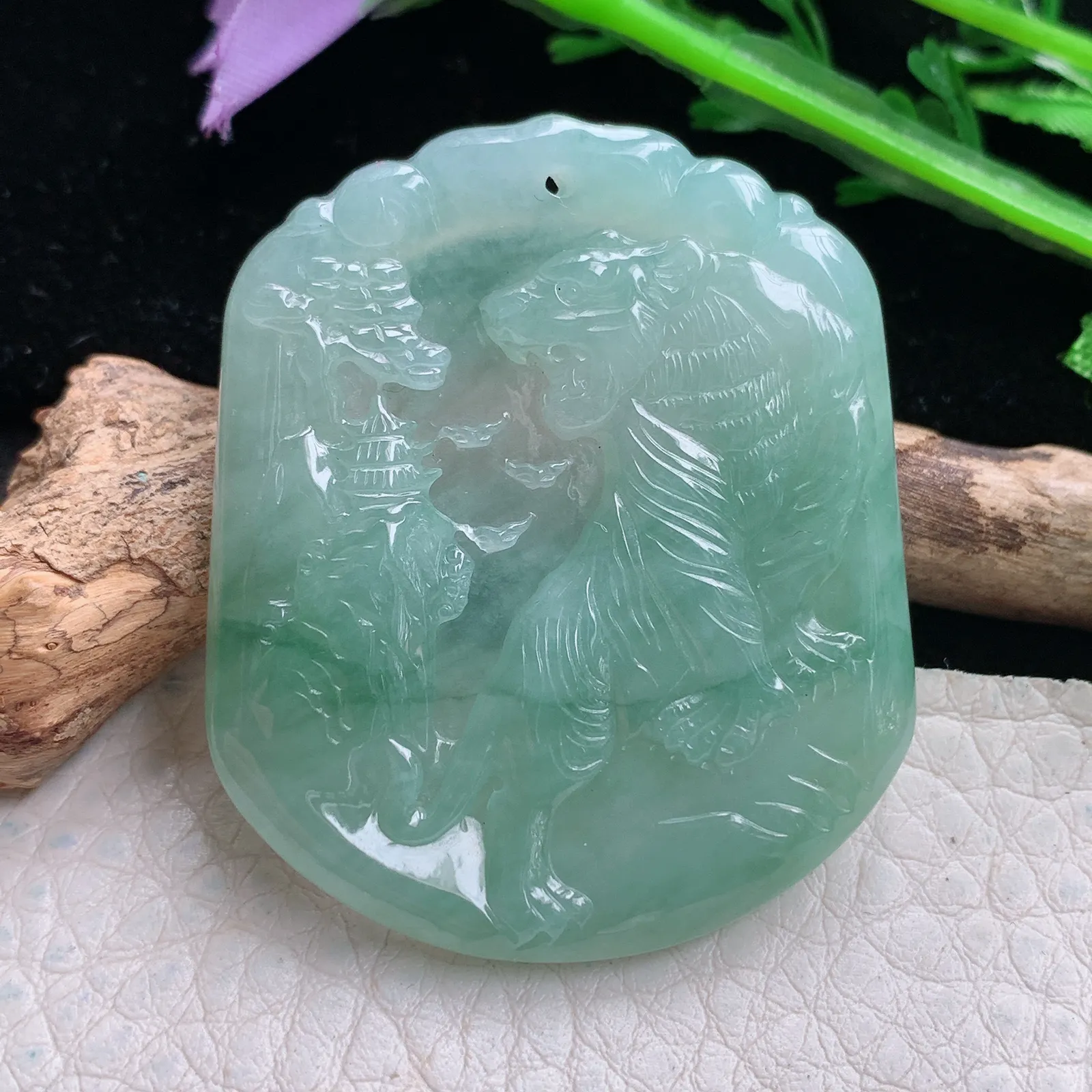 yn实拍43*36.3*4.5缅甸翡翠a货精雕飘花晴底上山虎 生肖虎玉吊坠 玉挂件