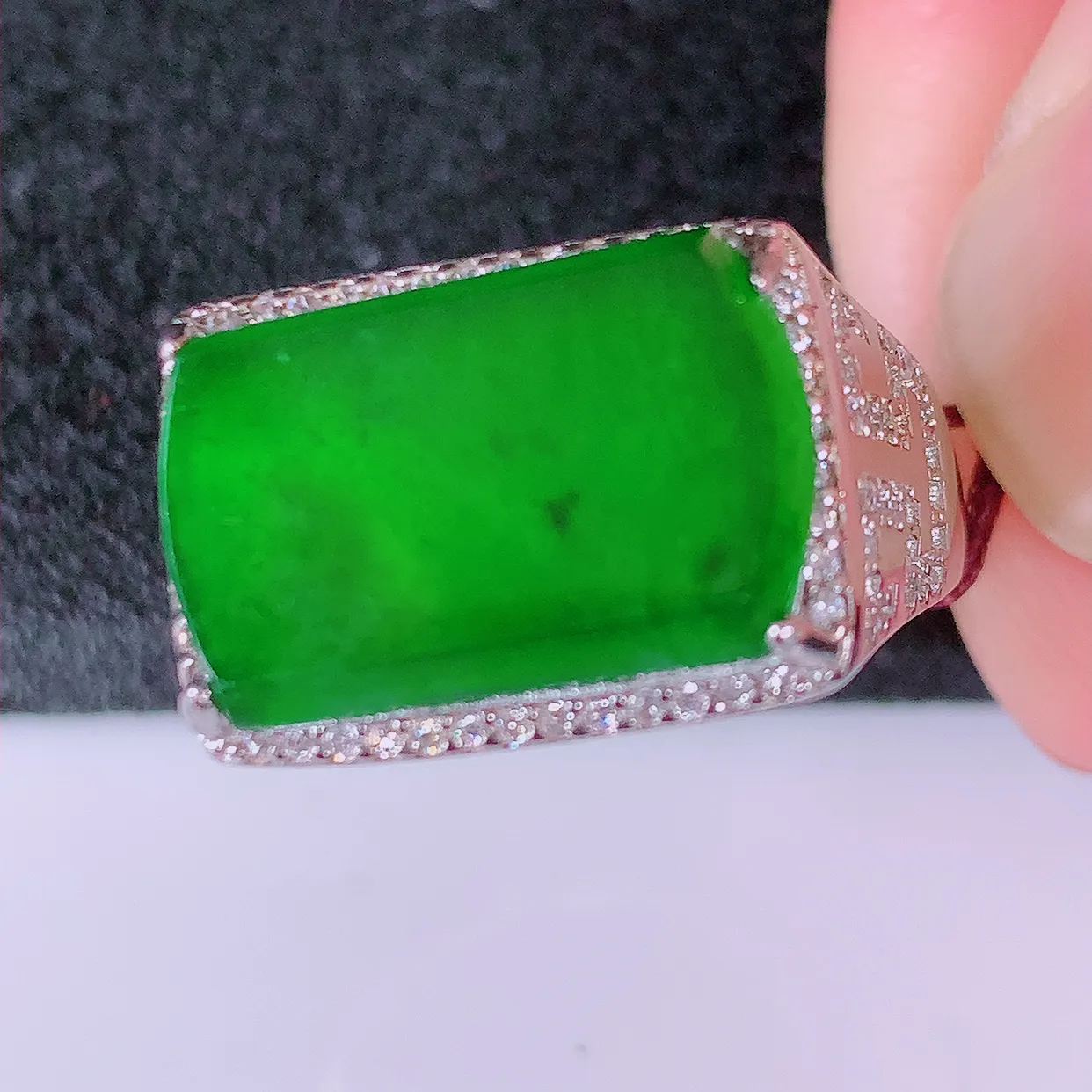 冰透满绿翡翠925银镶嵌马鞍戒面，自然光实拍，翠色灵动，颜色漂亮，种老水足，品相佳，佩戴佳品！#97