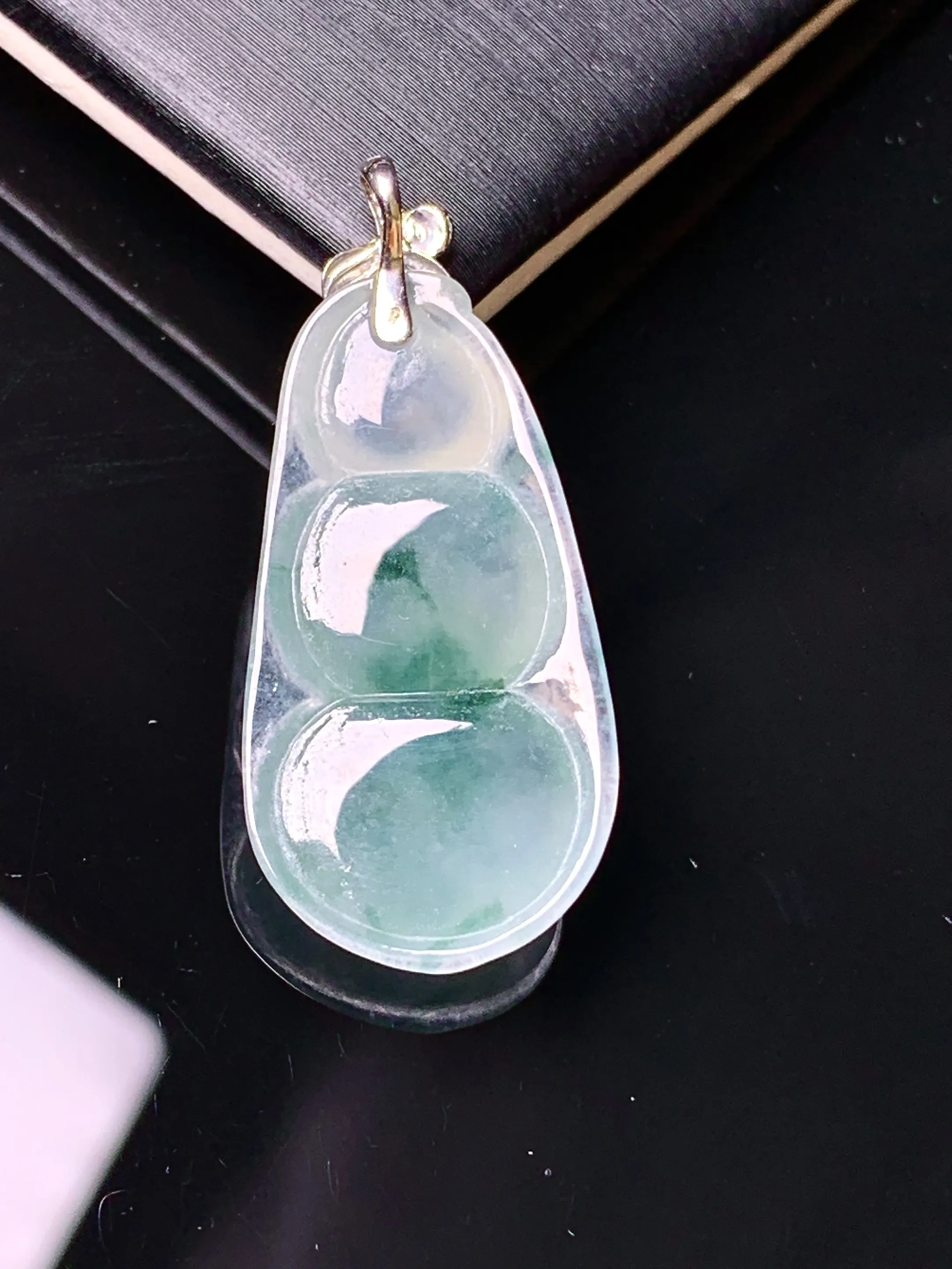 18k金镶嵌飘绿四季豆吊坠 玉质细腻 水润亮眼 色泽艳丽 整体尺寸32.8*14.8*5.2