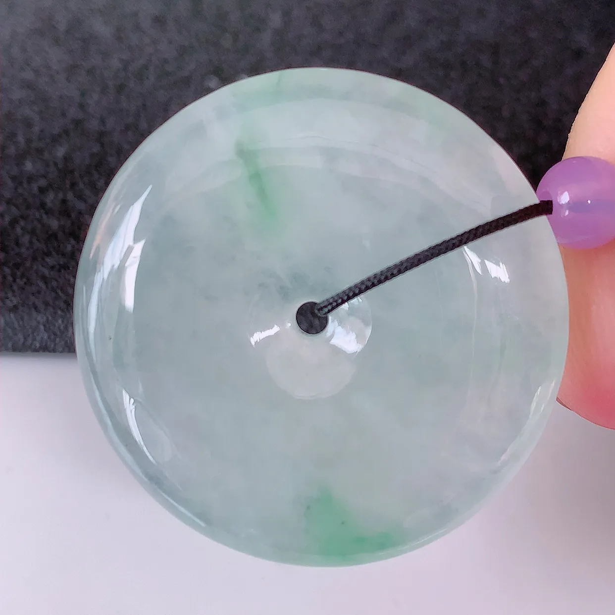 自然光实拍，冰种飘花翡翠平安扣吊坠，玉扣，平安是福；很美的料子，平安扣佩戴优雅迷人！#41.9