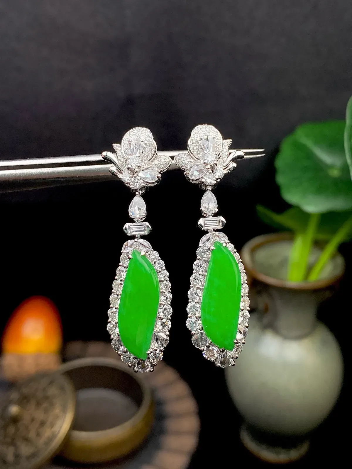 【冰种满绿随形耳坠】种水上乘，通透闪亮，晶莹剔透。18K金钻镶嵌，裸石尺寸16*5.7*2.8毫米